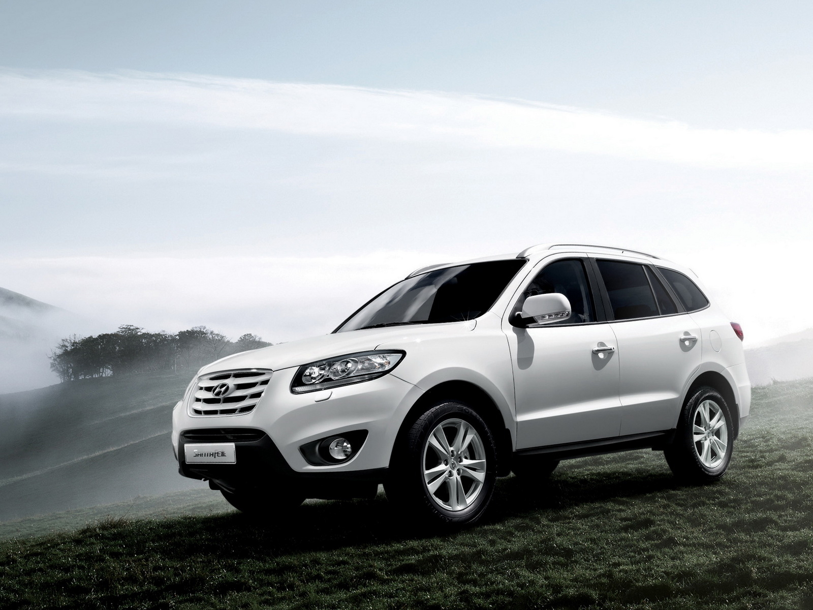 Хендай Санта Фе в белом цвете