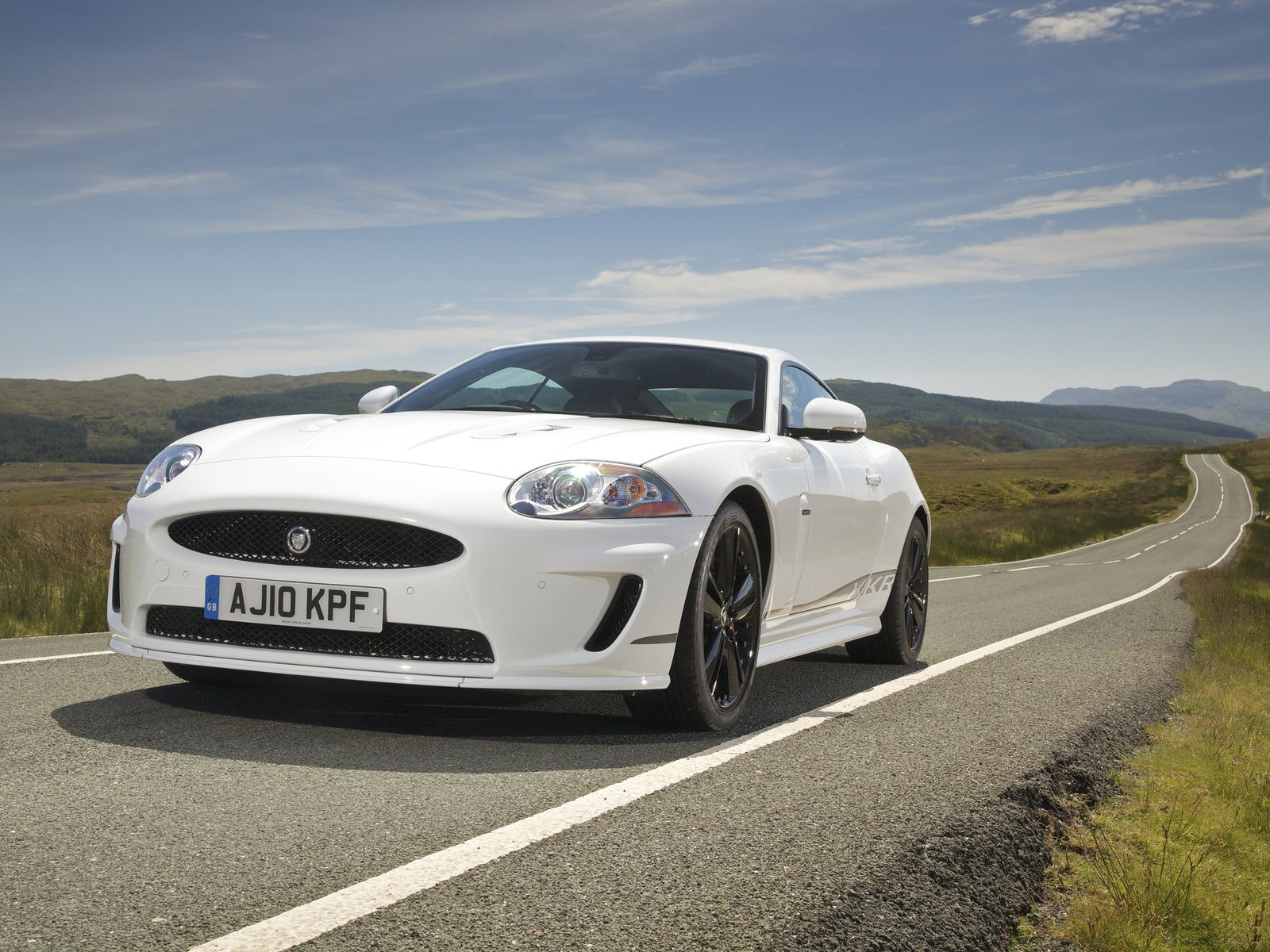 Новый Ягуар-XKR в движении
