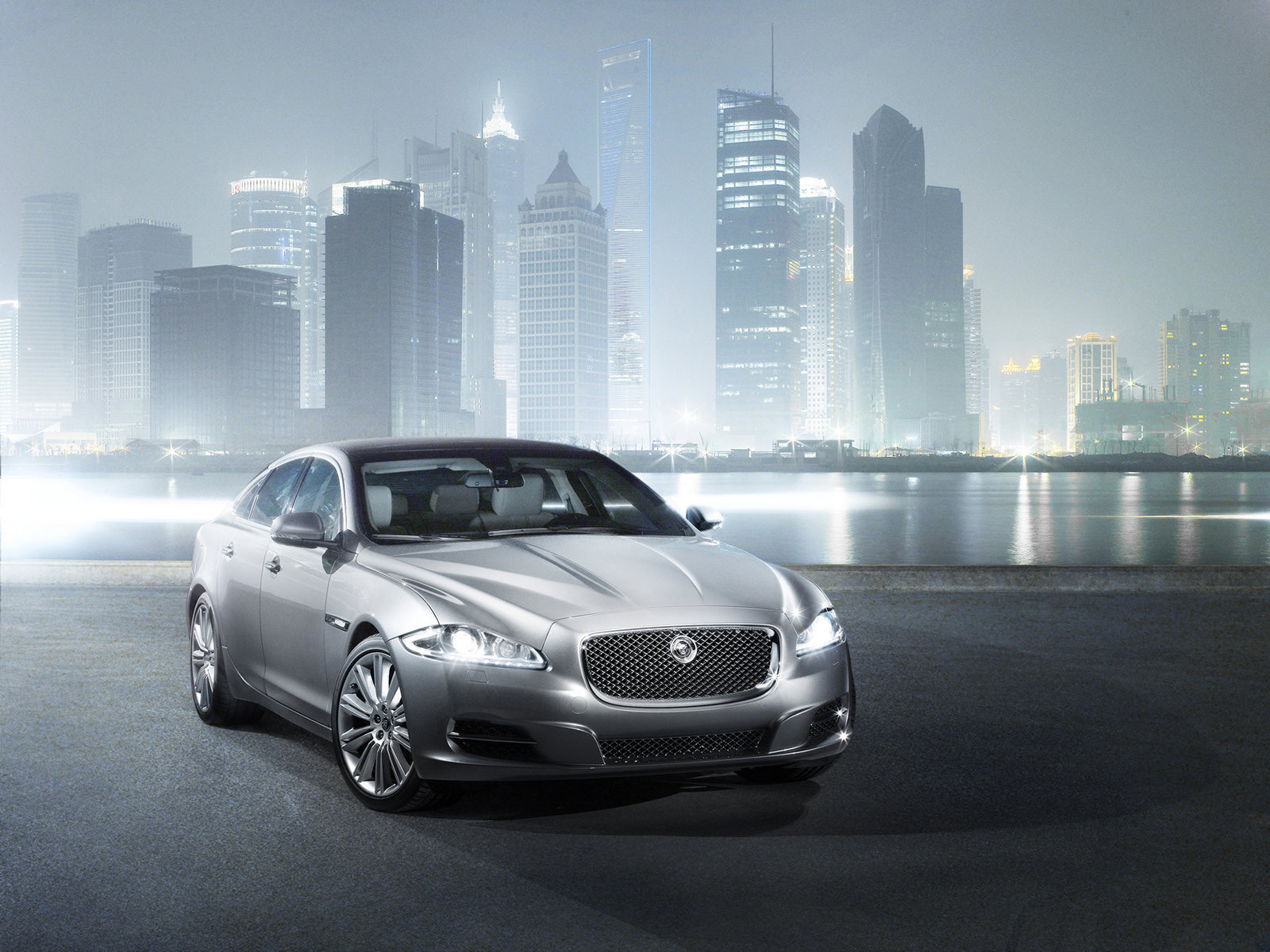 Jaguar XJ на фоне города