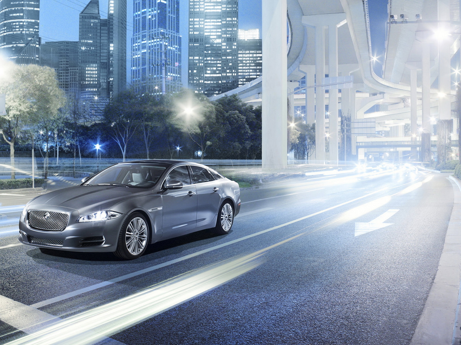 Jaguar XJ на улицах города