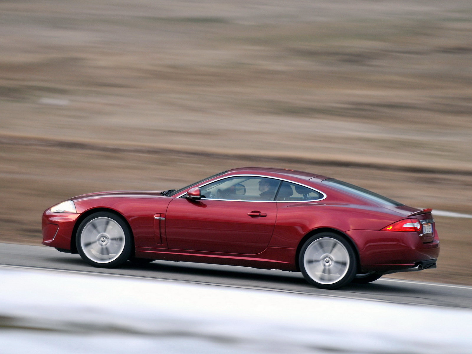 Ягуар XK в движении