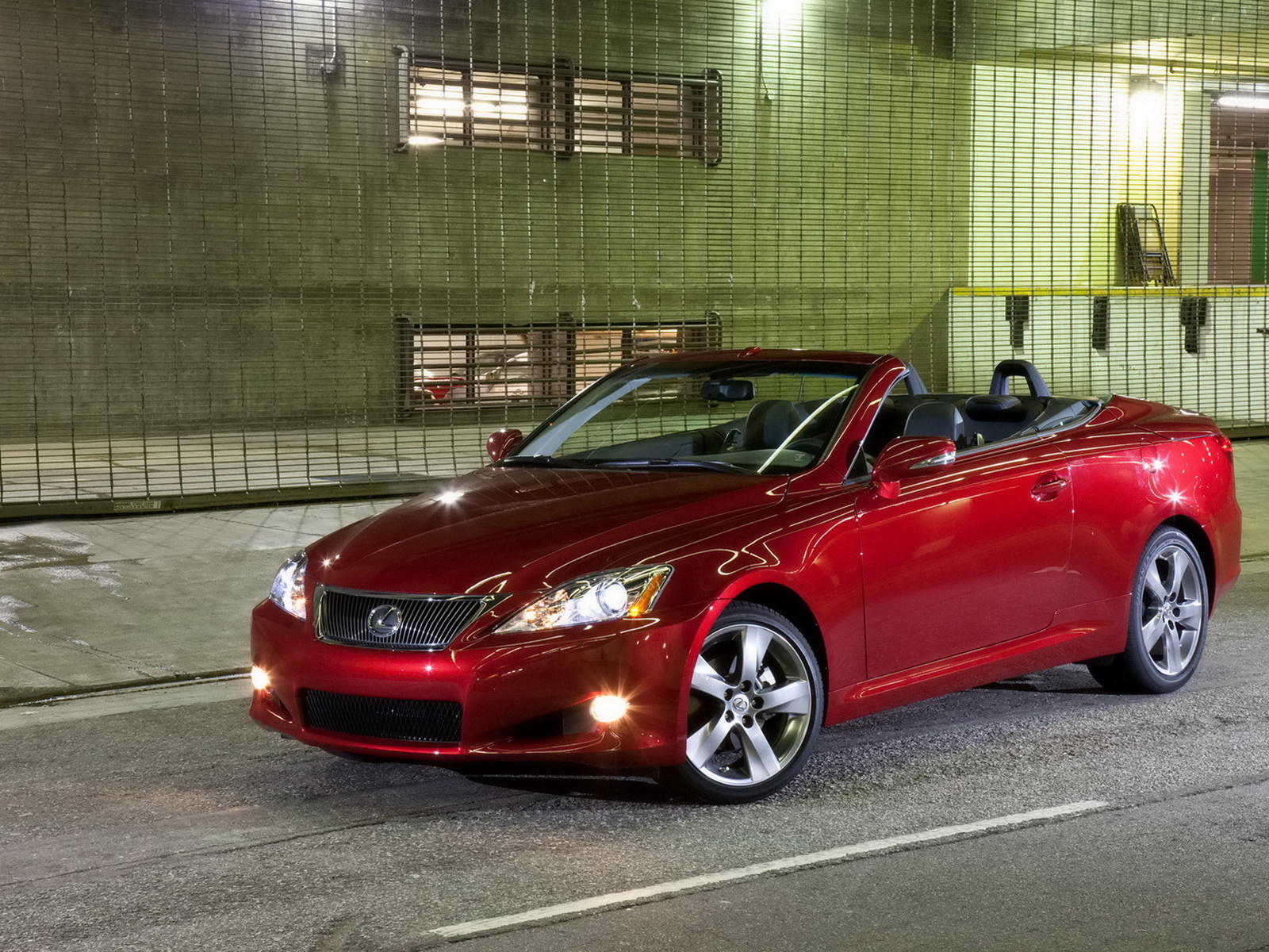 Лексус IS-350C в красном цвете