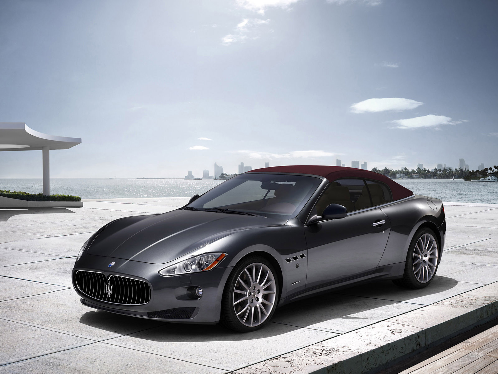 Maserati GranCabrio на причале
