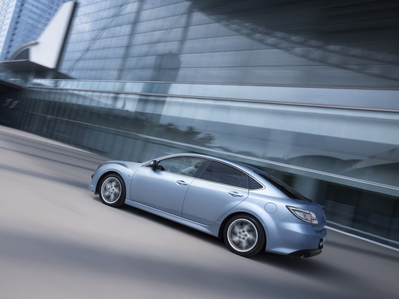 Мазда 6 в большом городе