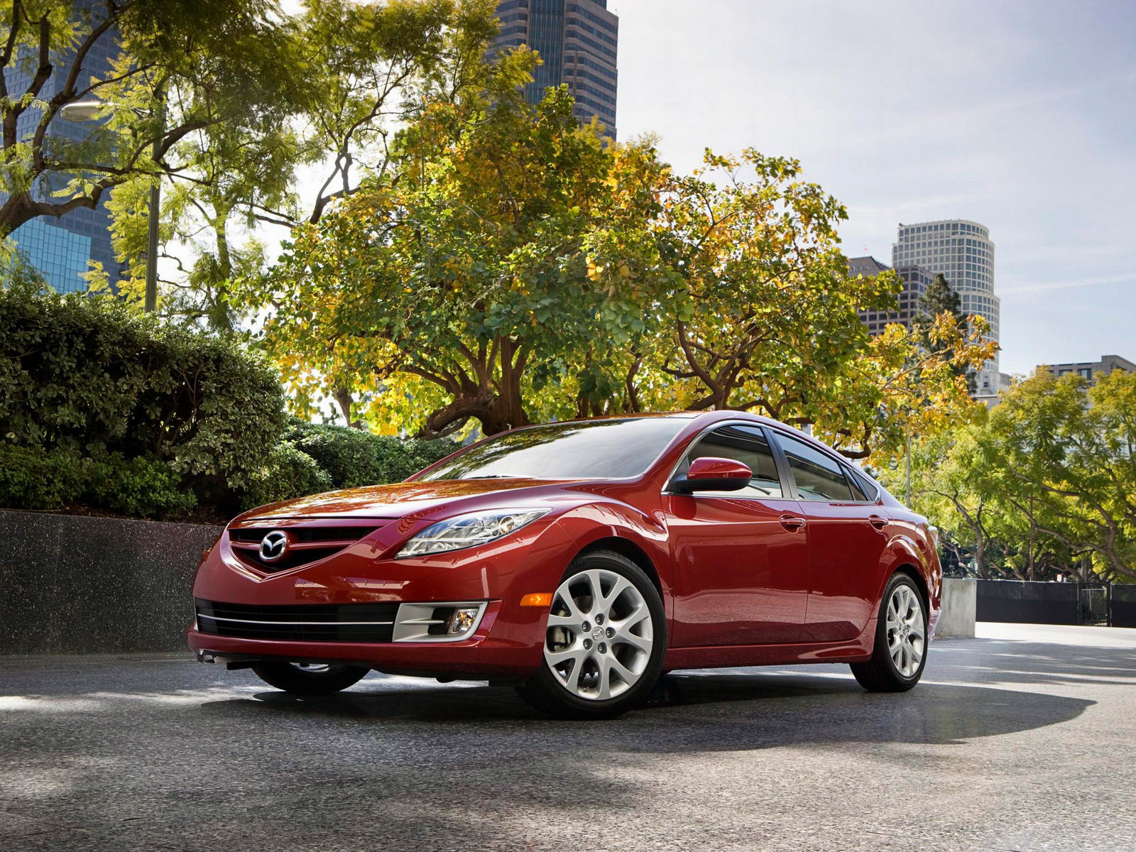 Мазда 6 в городском парке