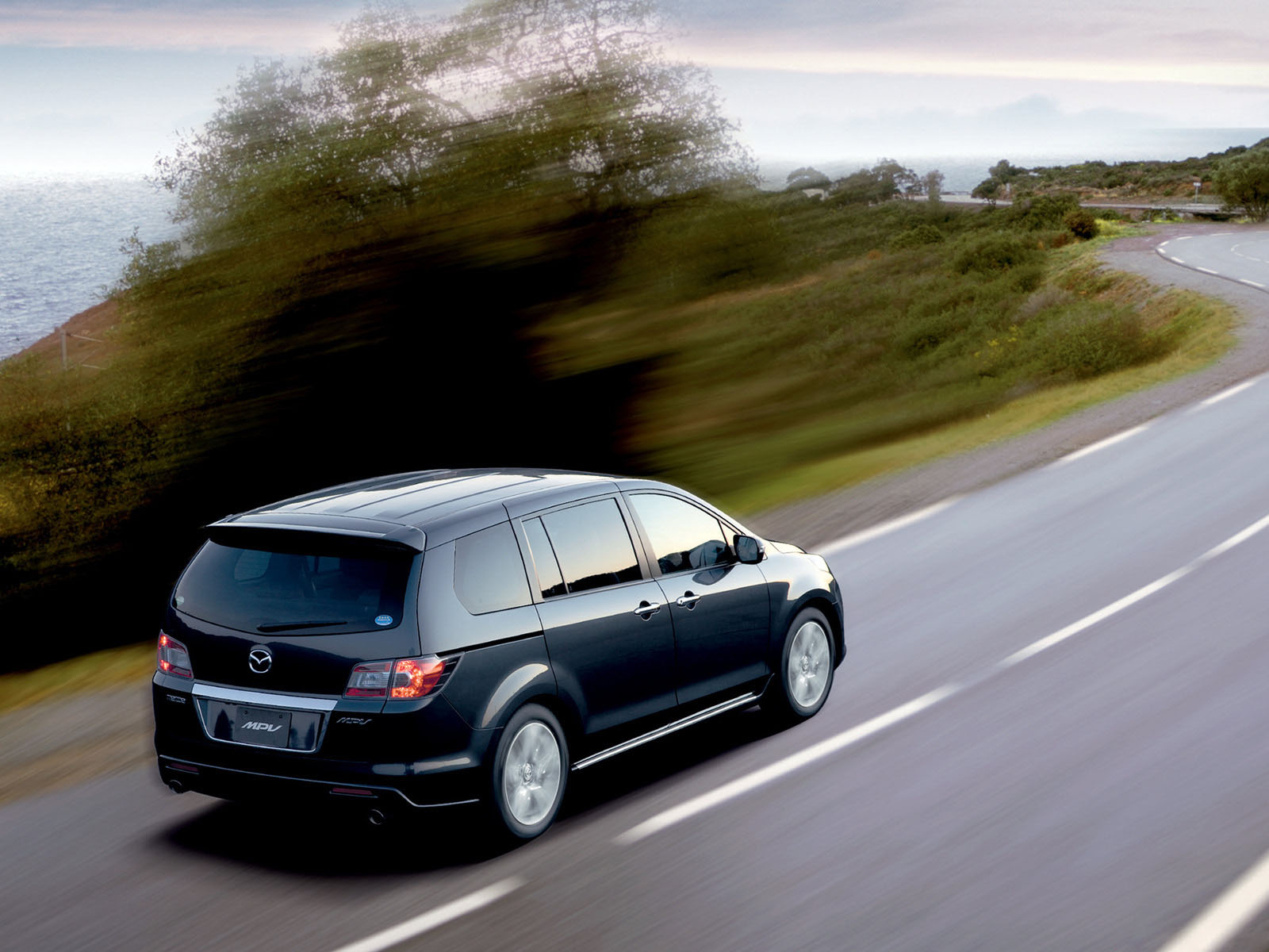 Мазда MПВ движение вперед