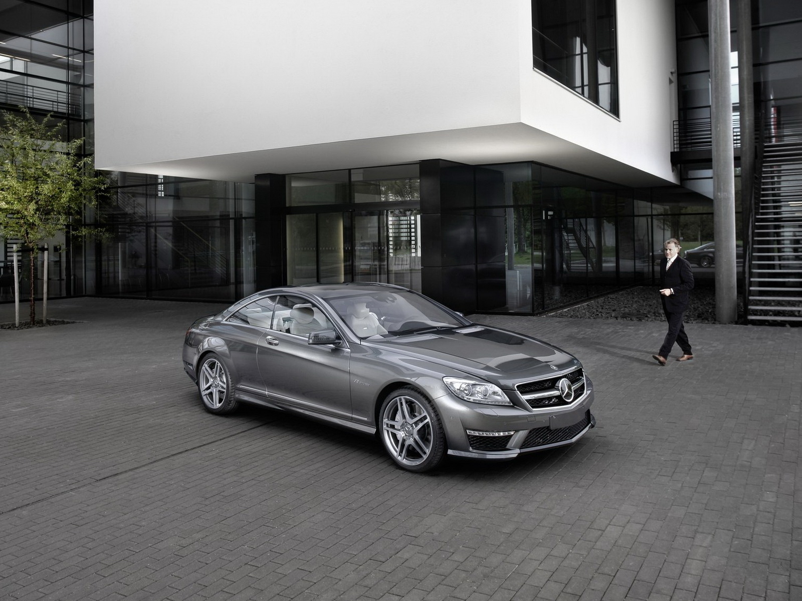 Инновационные технологии Мерседес Бенц CL63 AMG