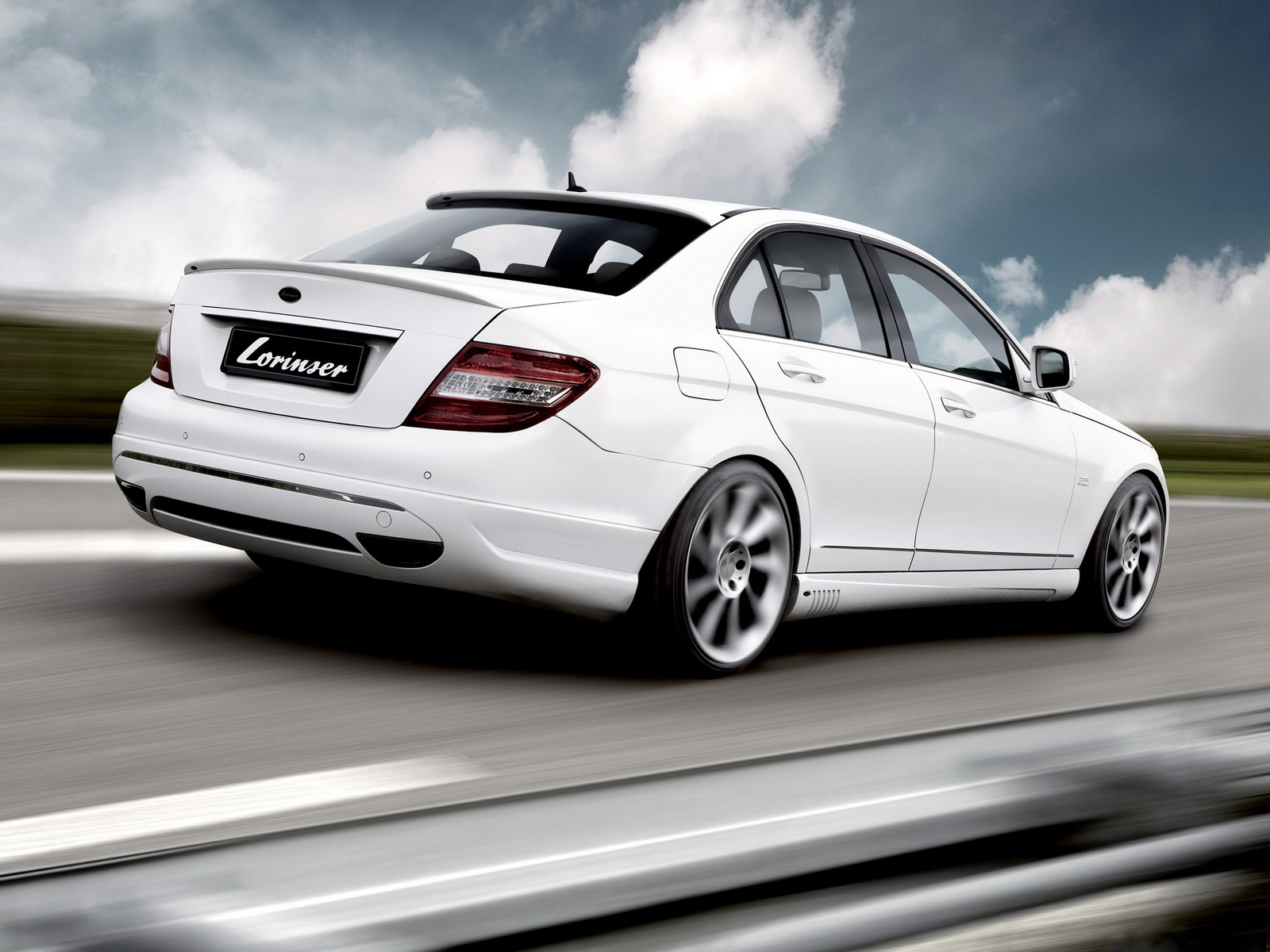 Мерседес Бенц С класс в белом цвете