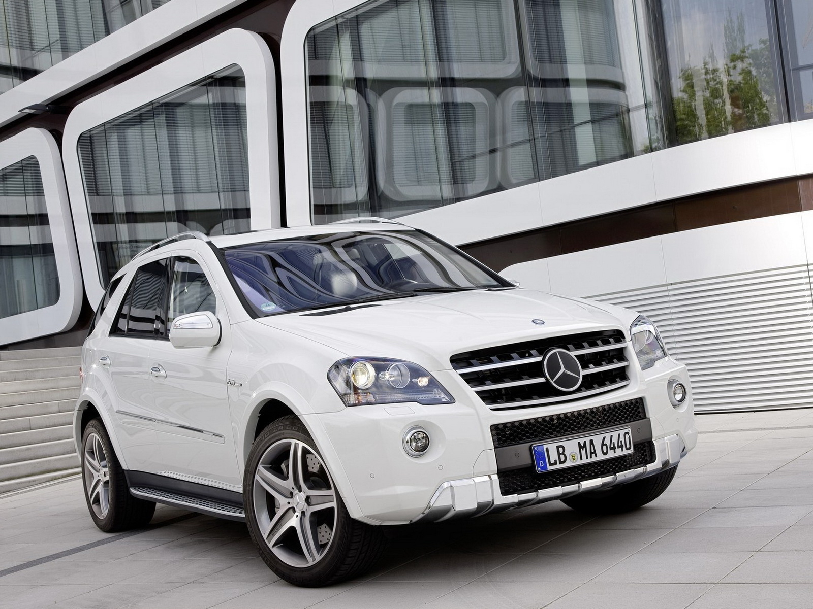Mercedes-Benz-ML 63 AMG 2011