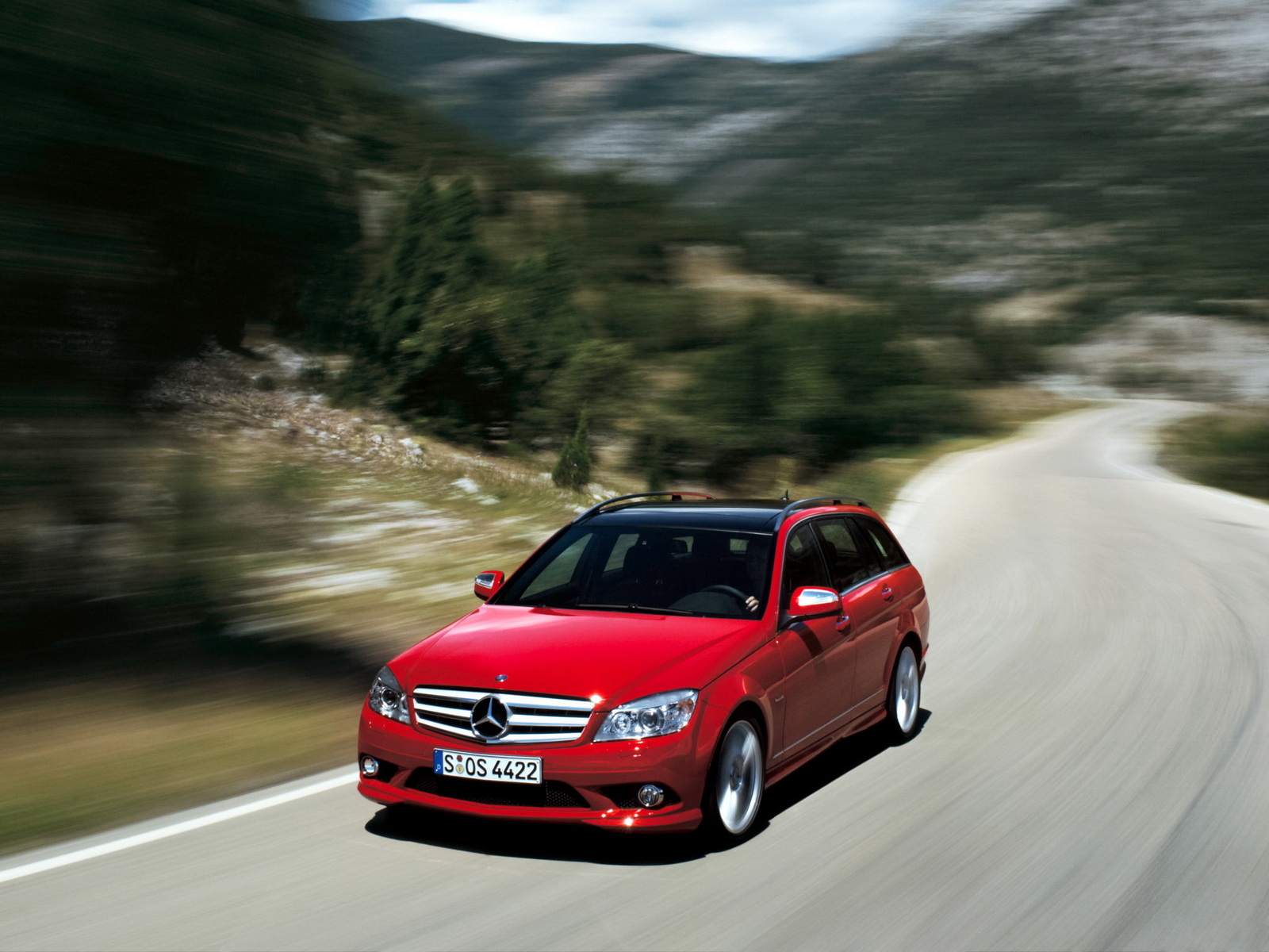 Mercedes Benz C 350 Estate на вьющейся дороге