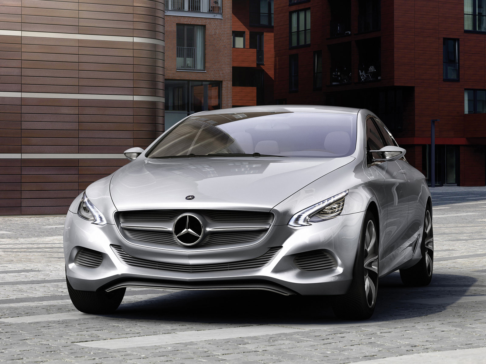 Mercedes Benz F800 Style Concept во дворе