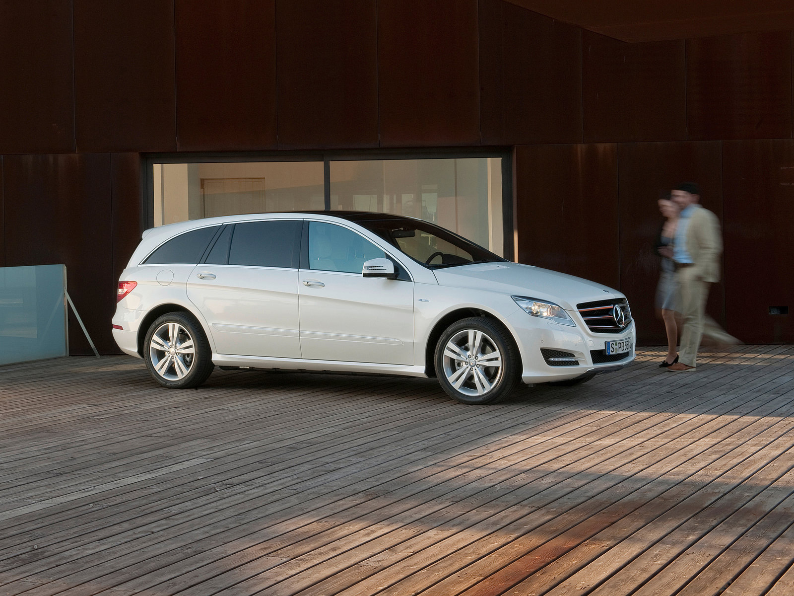 Мерседес Бенц Р класс дожидаясь начала движения