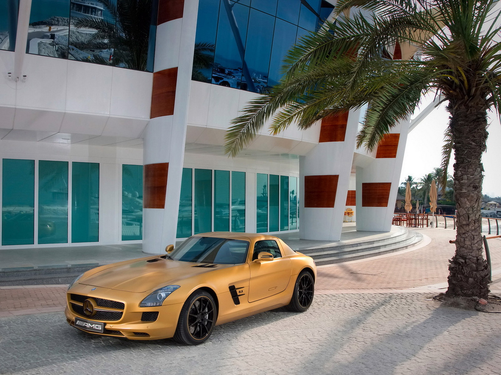 Mercedes Benz SLS AMG Desert Gold при входе