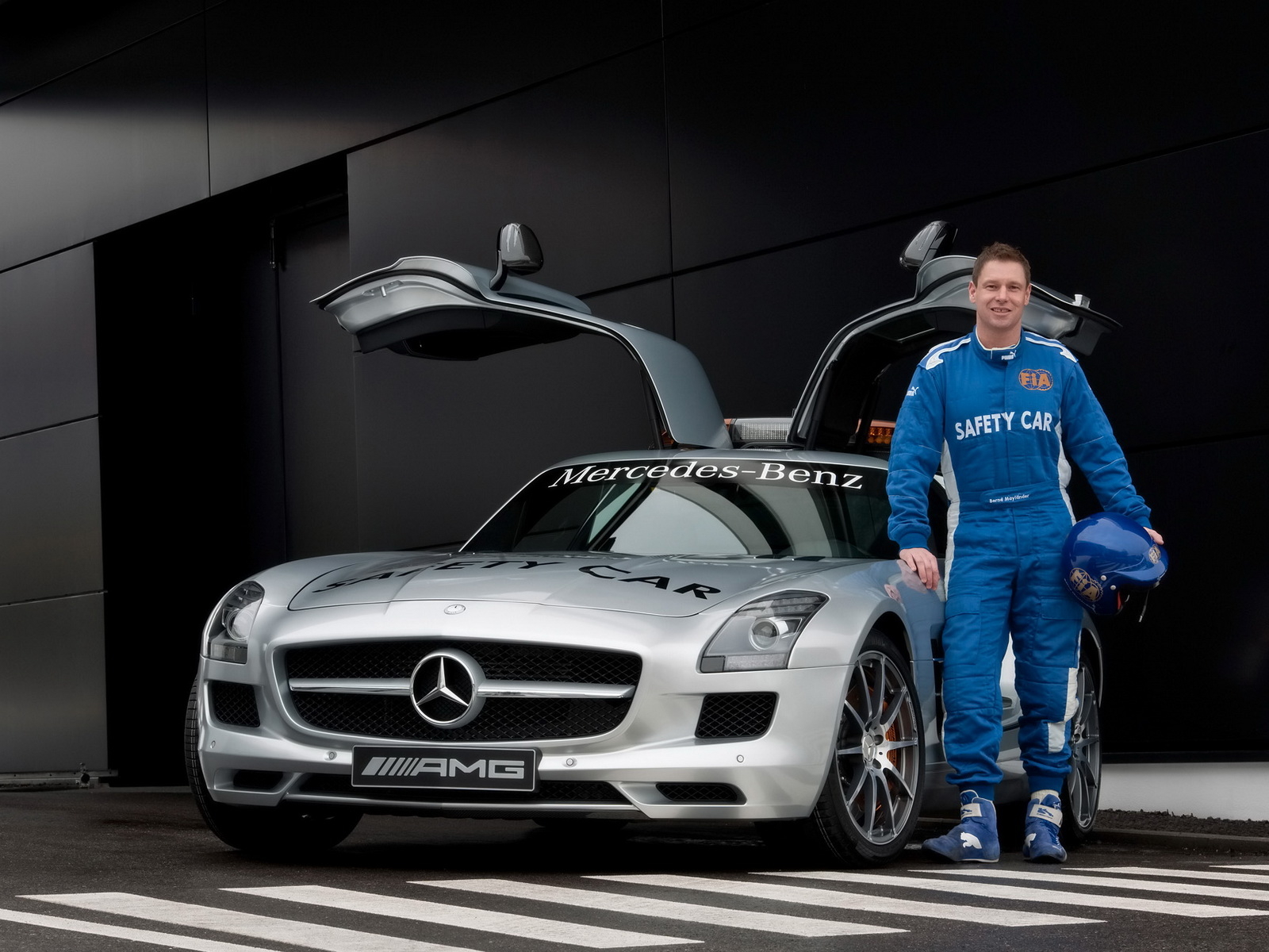 Mercedes Benz SLS AMG F1 перед треком