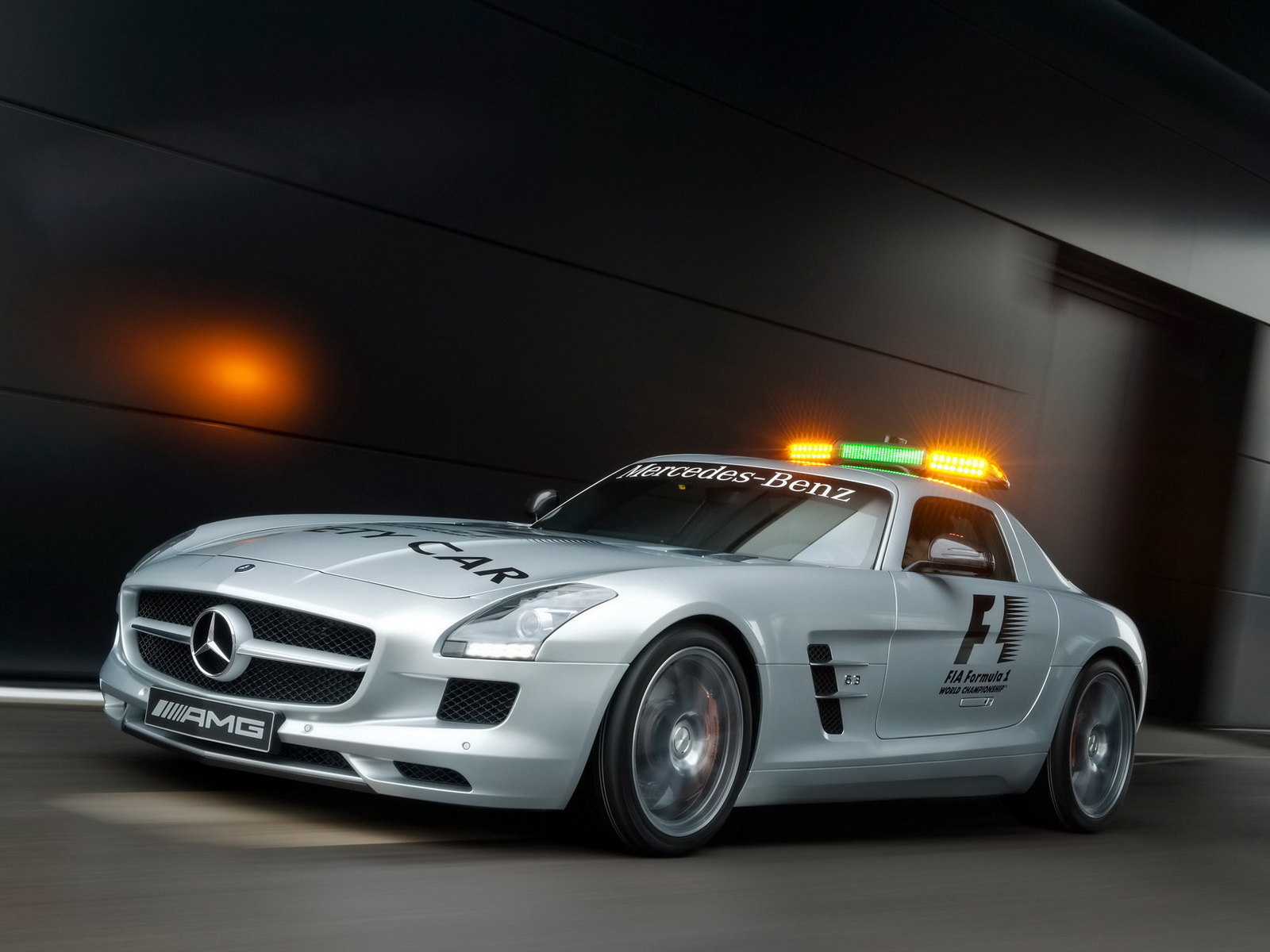 Mercedes Benz SLS AMG F1 выезжая с паркинга