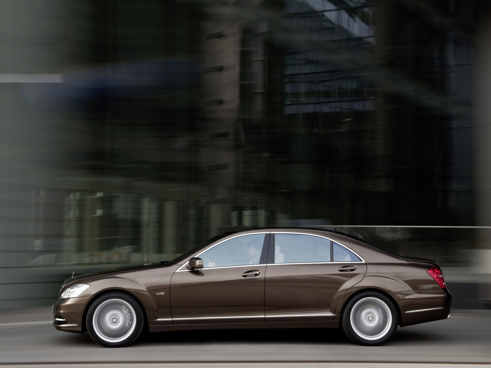 Роскошный Мерседес Бенц S класса