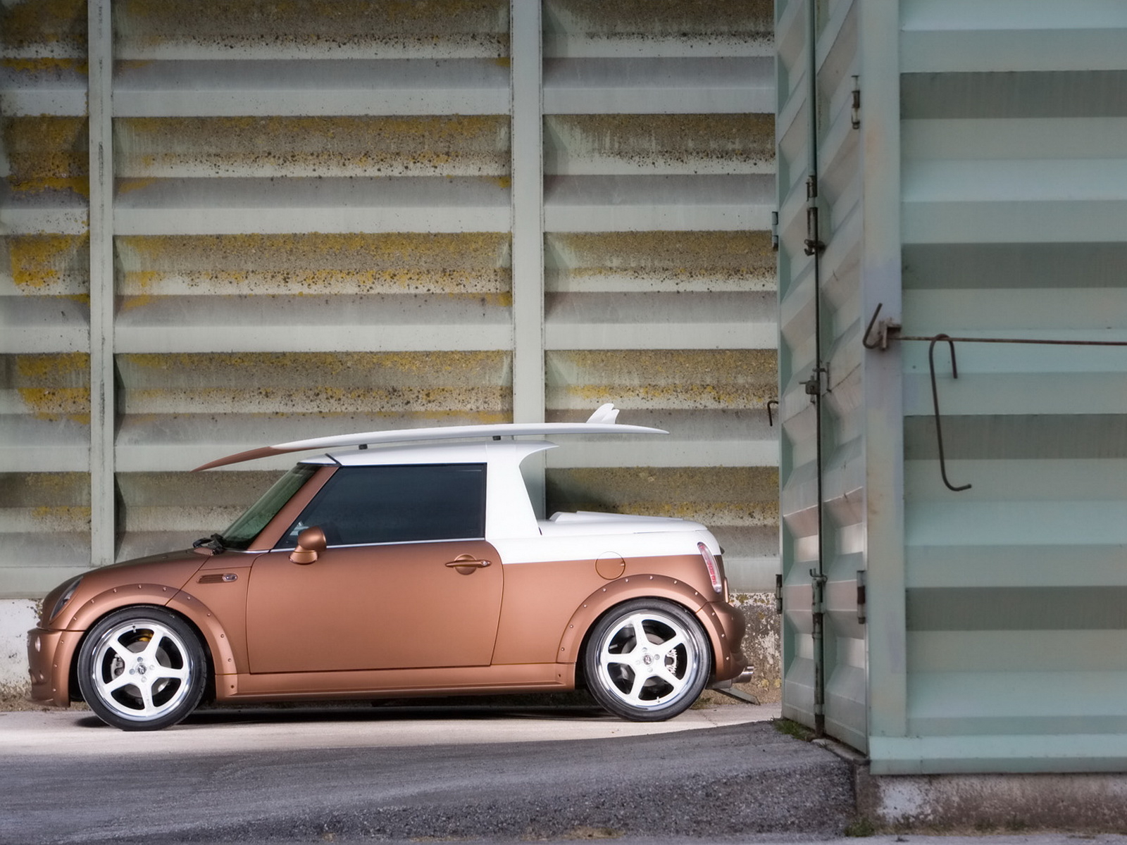 Parotech Pioneer Mini среди контейнеров