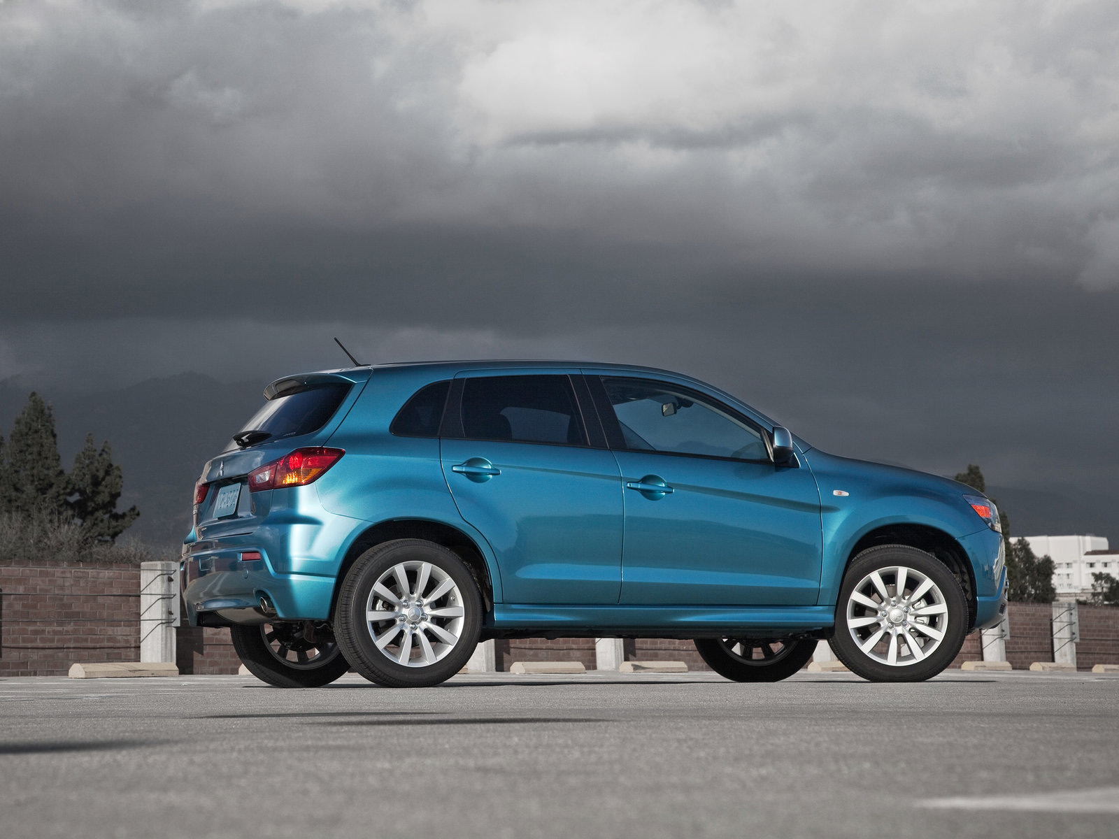 Митсубиши CUV