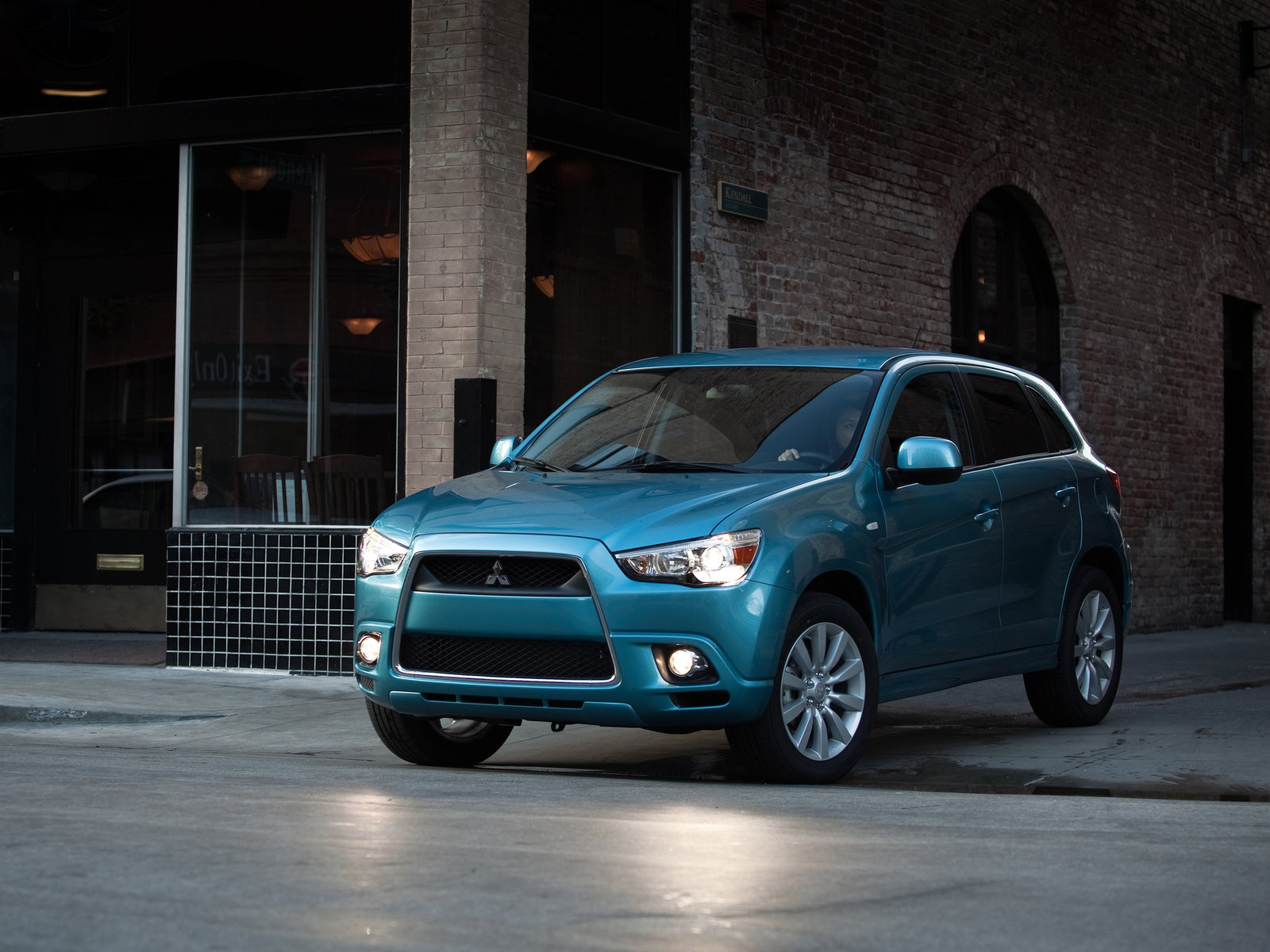 Митсубиши CUV выезжая на улицу