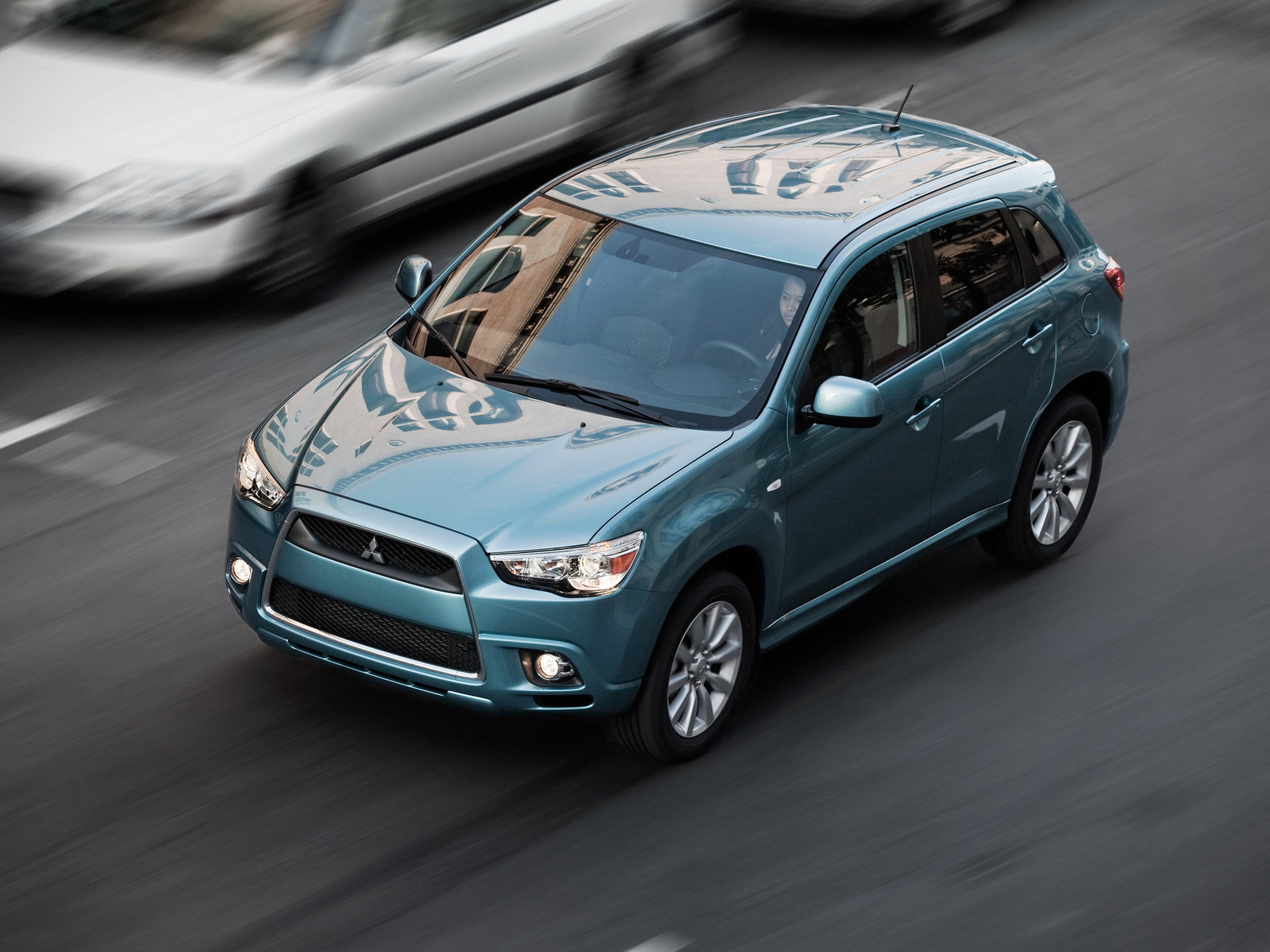 Митсубиши CUV движение по улице