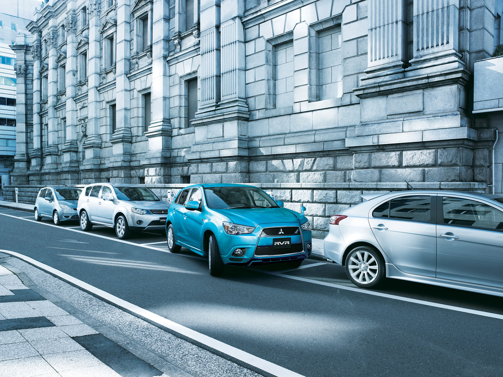 Mitsubishi RVR на паркинге