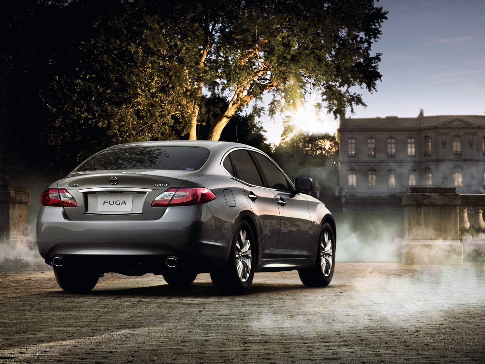 Nissan Fuga в загородном поместье