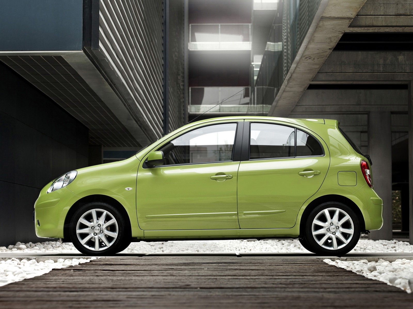 Ниссан Микра на паркинге