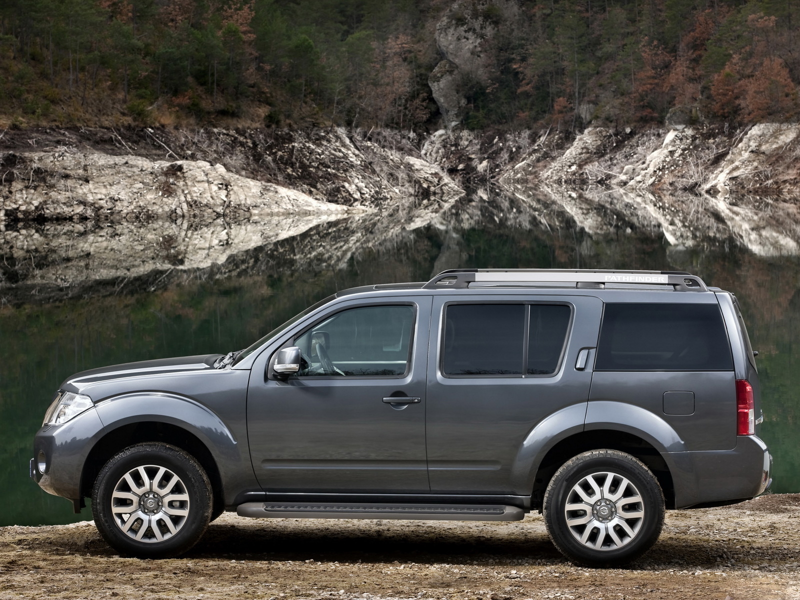 Ниссан Патфиндер возле озера