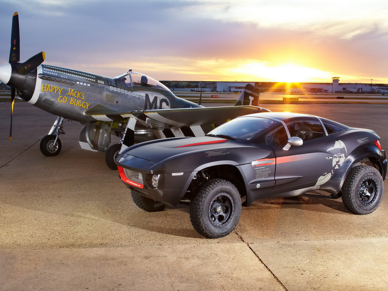 Local Motors Rally на фоне самолета