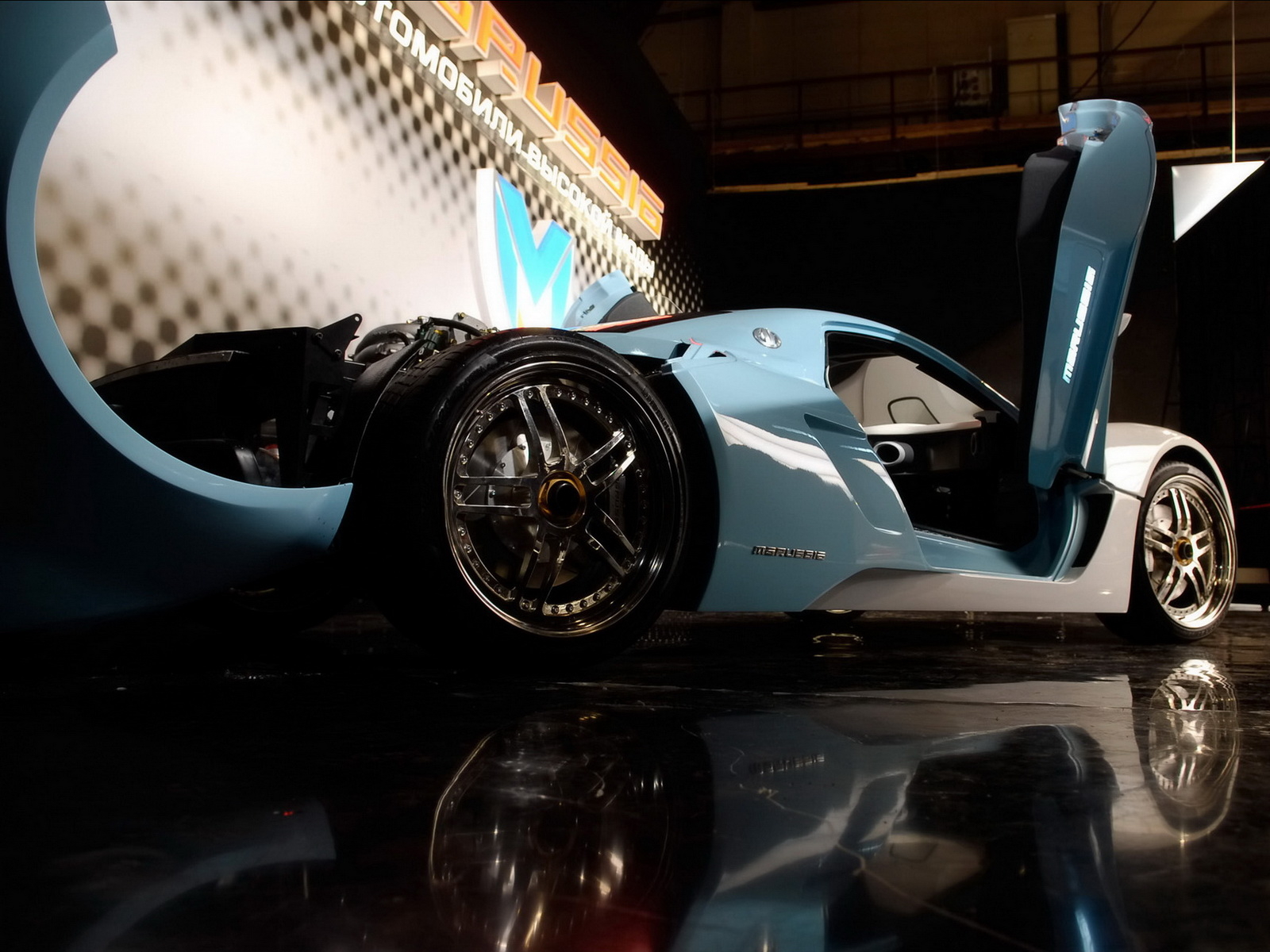 Маруся Б1 с открытыми дверьми