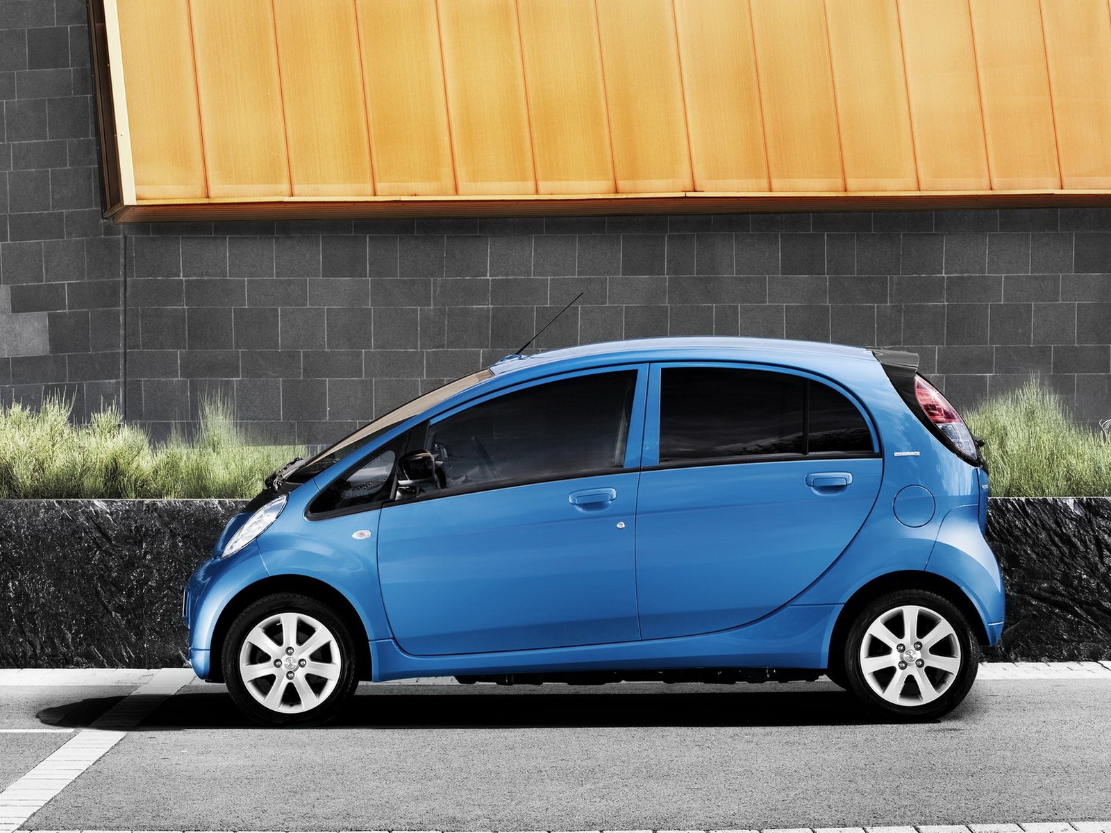 Маленький Пежо iOn 2011