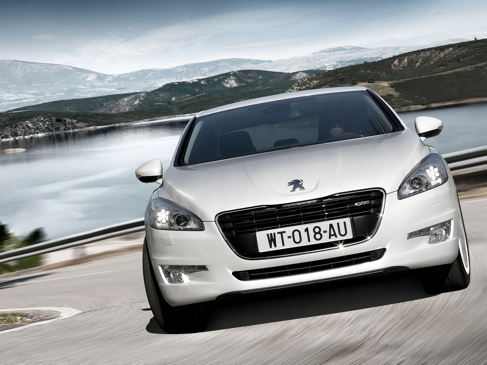 Белый Пежо 508