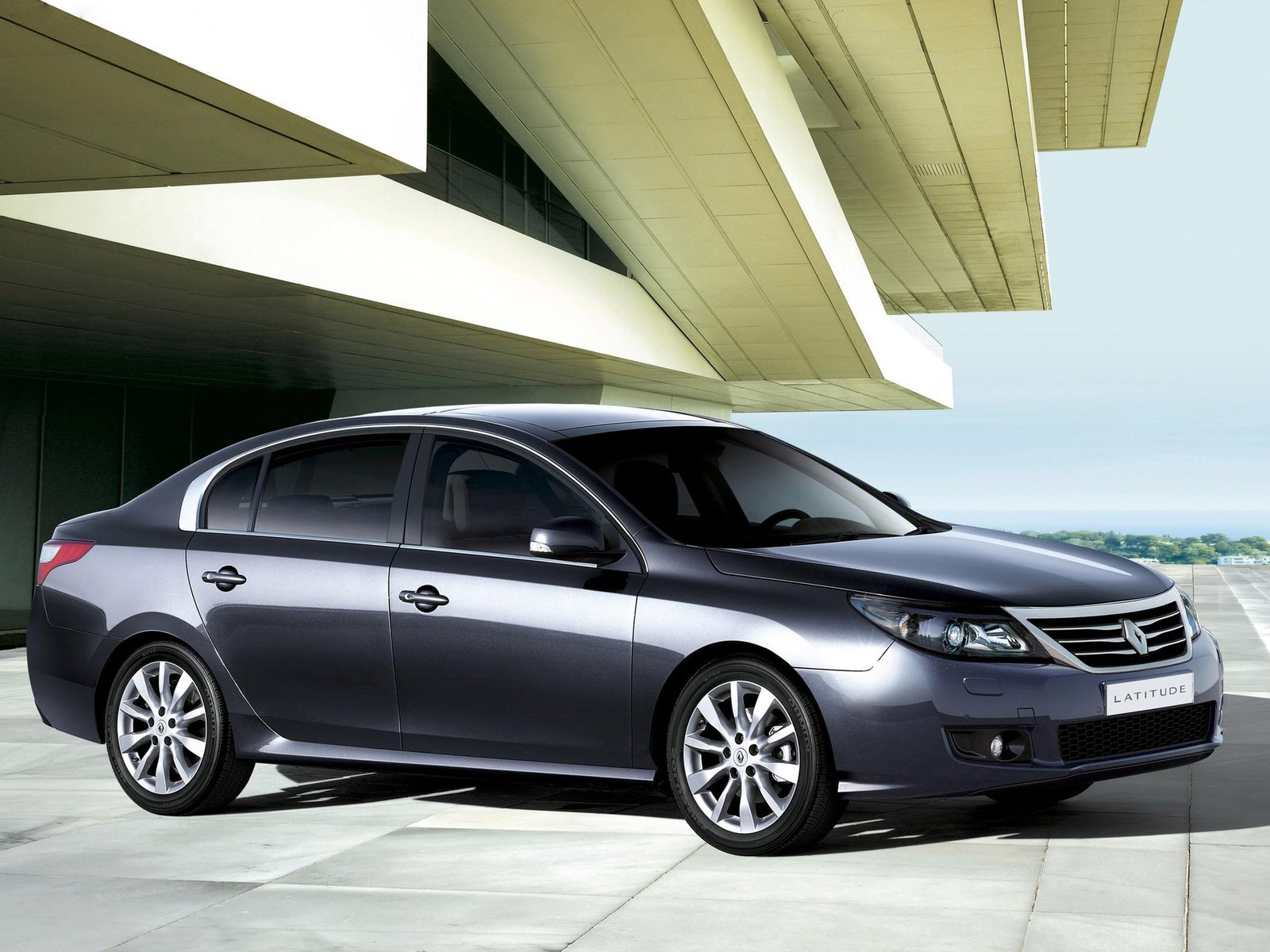 современный седан Renault-Latitude