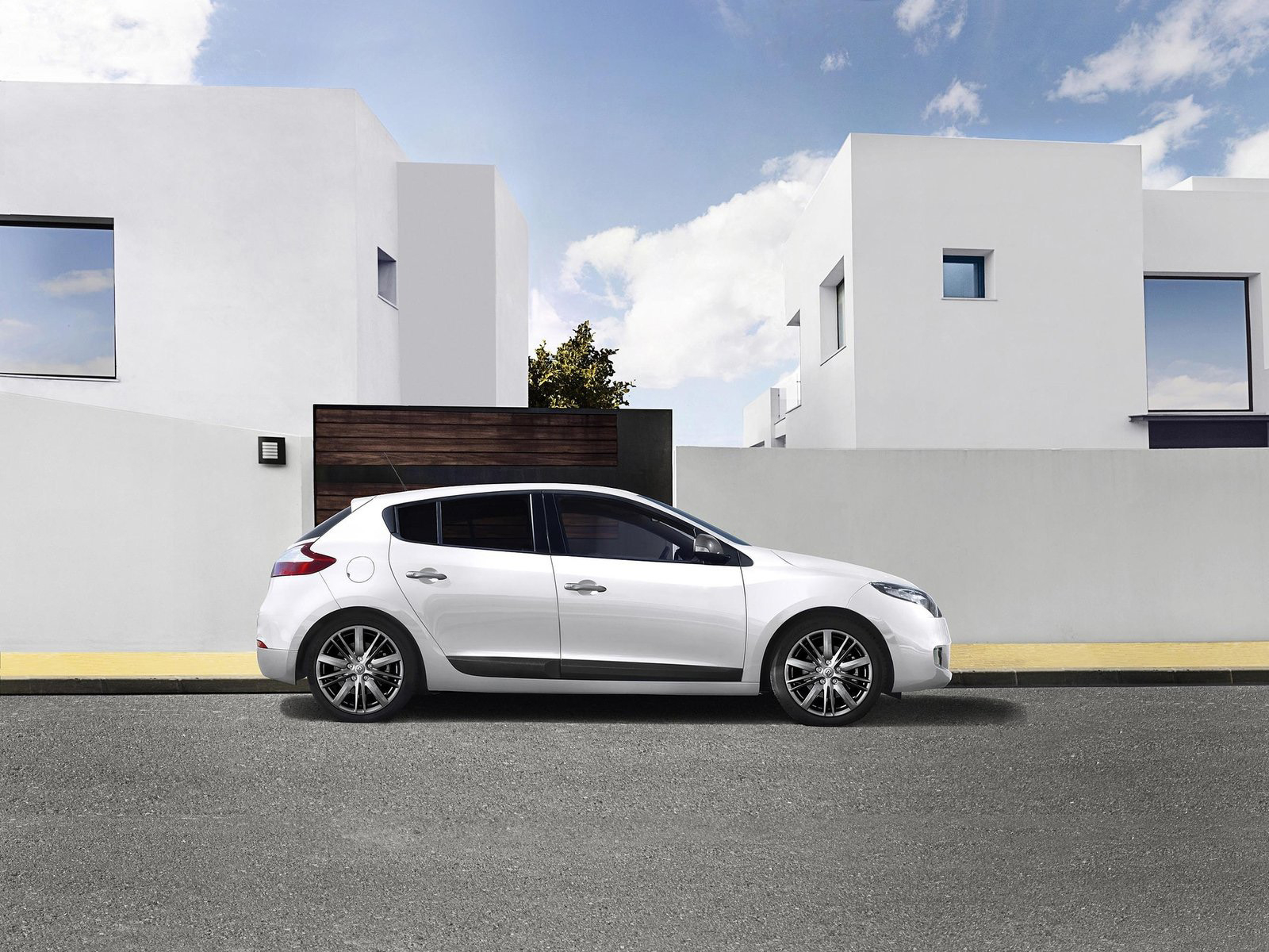 Белоснежный Рено Меган Купе