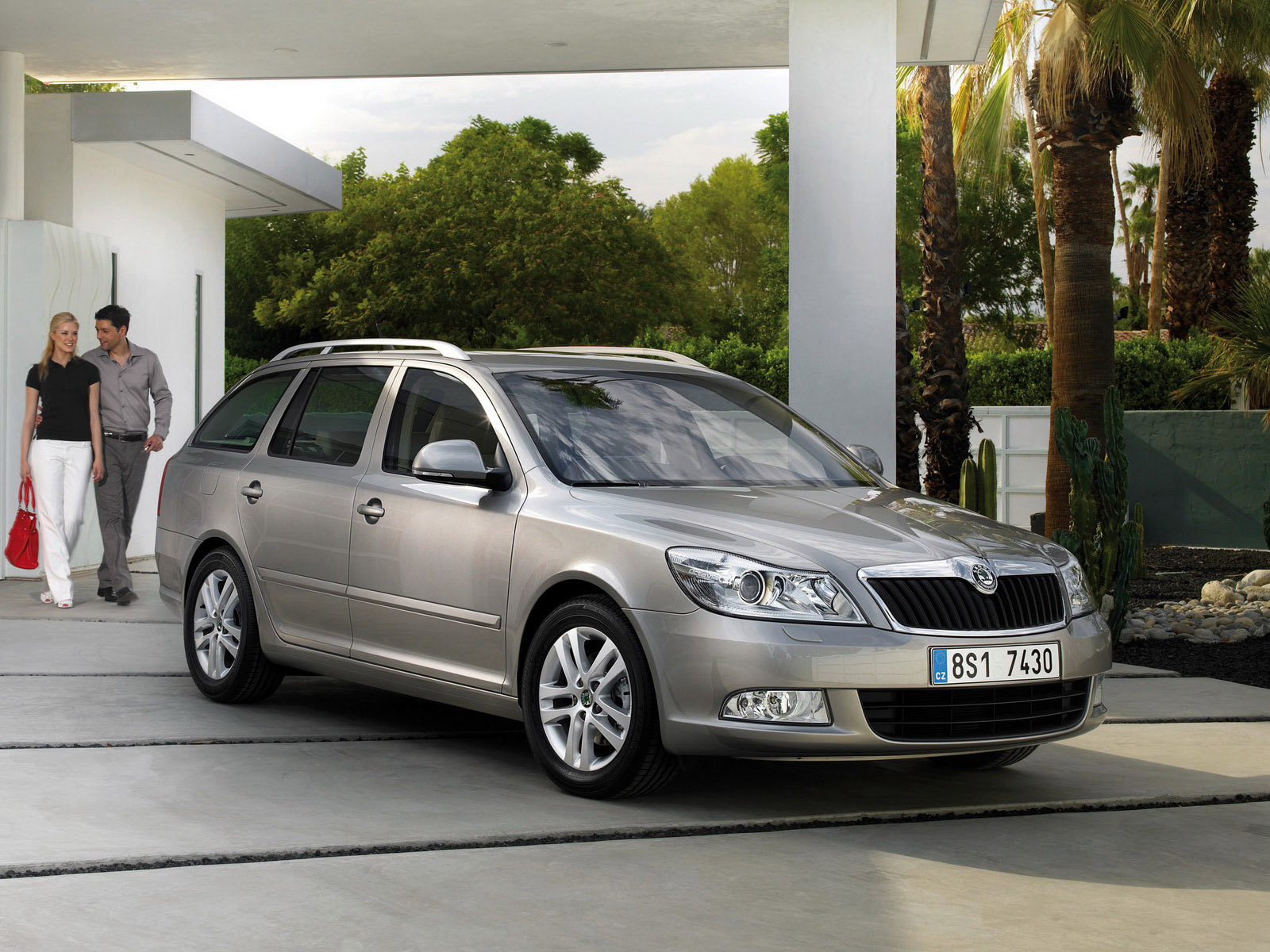 Skoda Octavia уезжая из дома