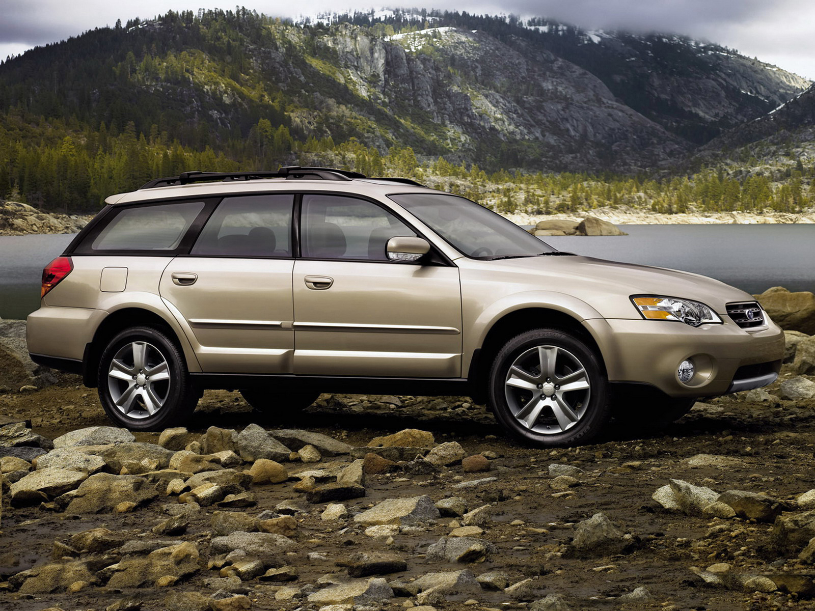 Subaru Outback около реки