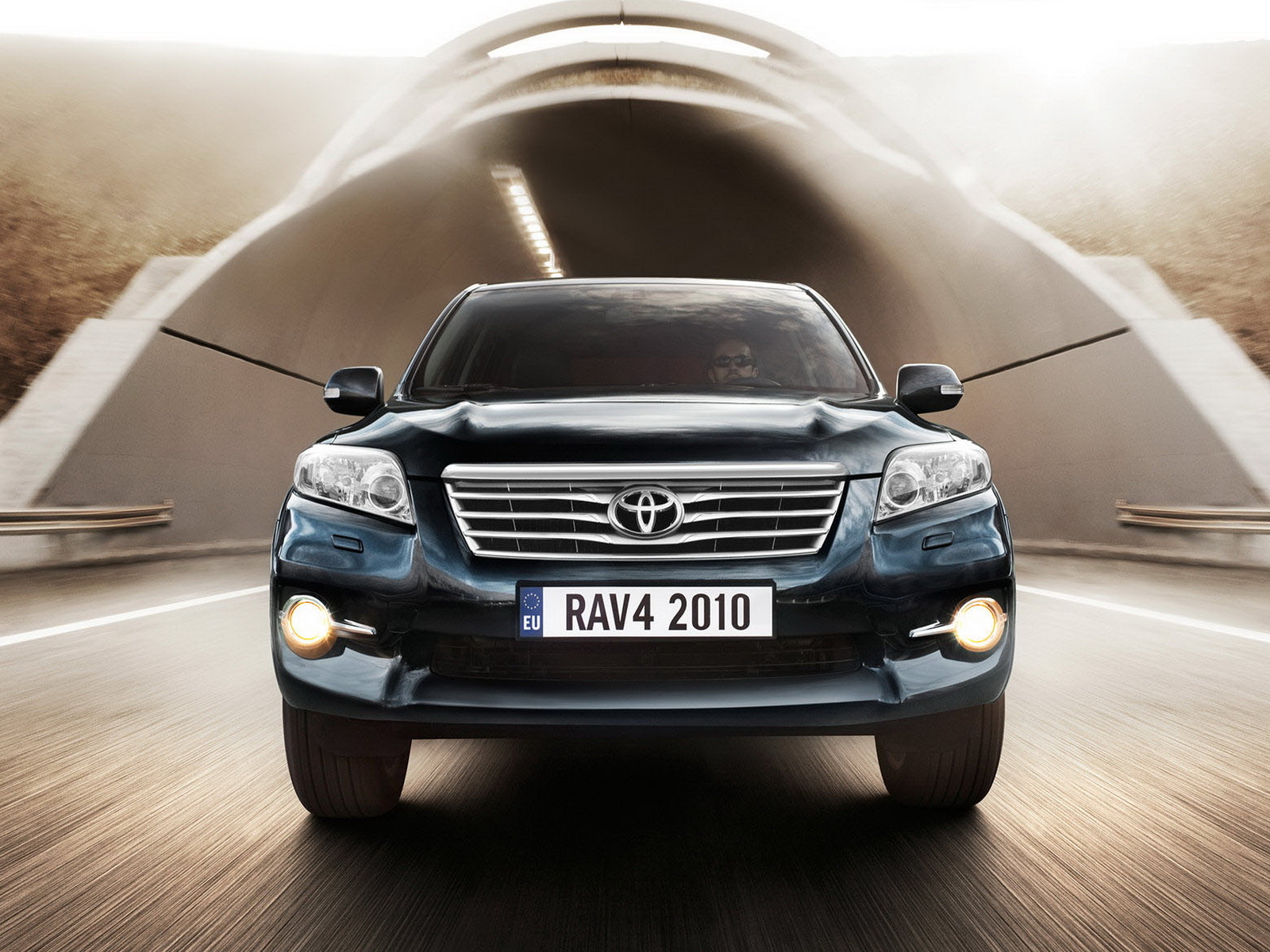 Тойота РАВ 4 выезжая из туннеля