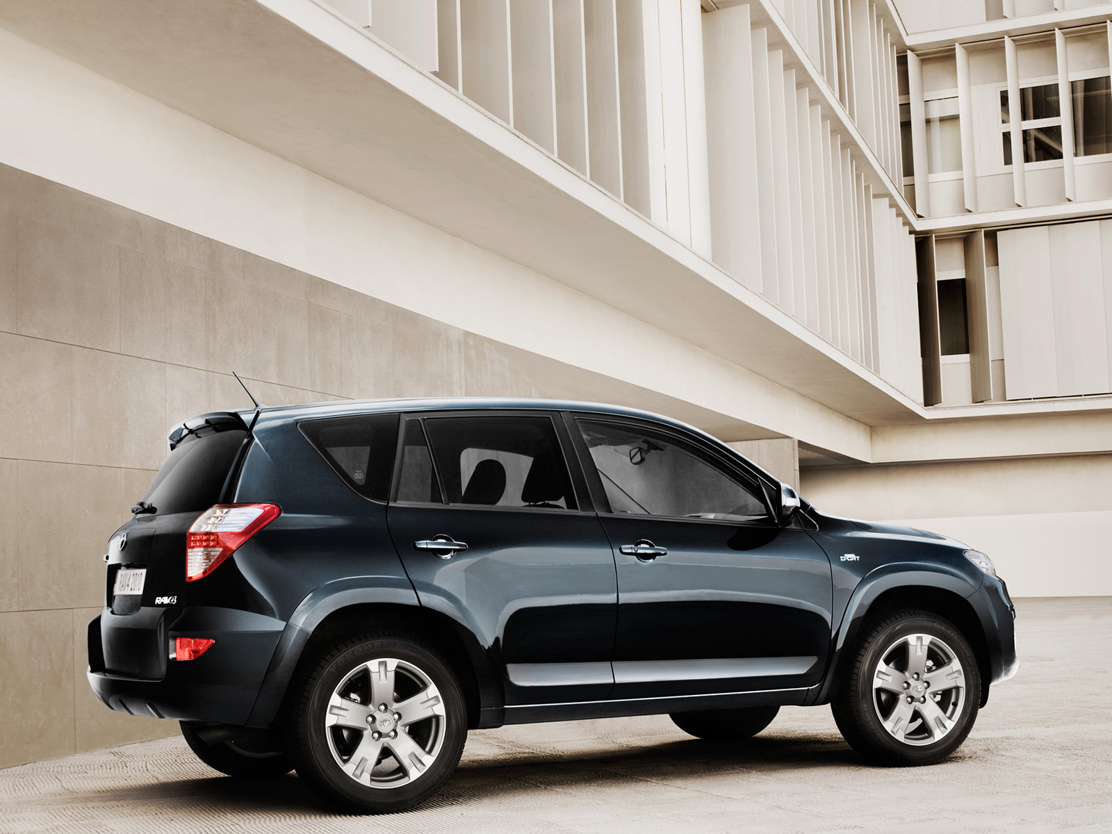 Тойота Рав 4 около здания