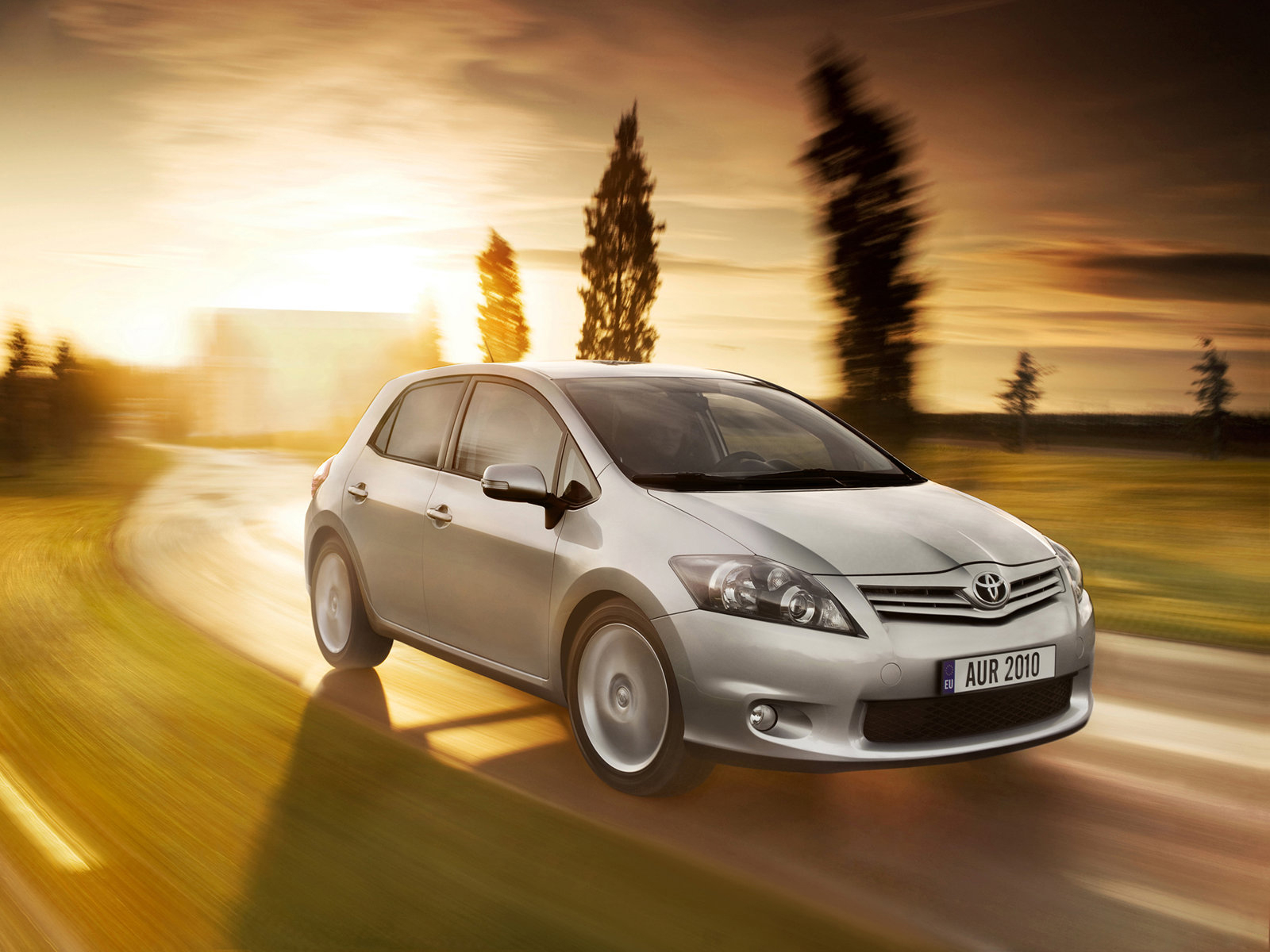 Тойота Аурис по дороге в пригороде