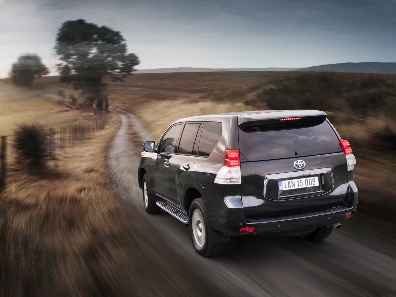 Тойота Ленд Крузер  уходя в даль