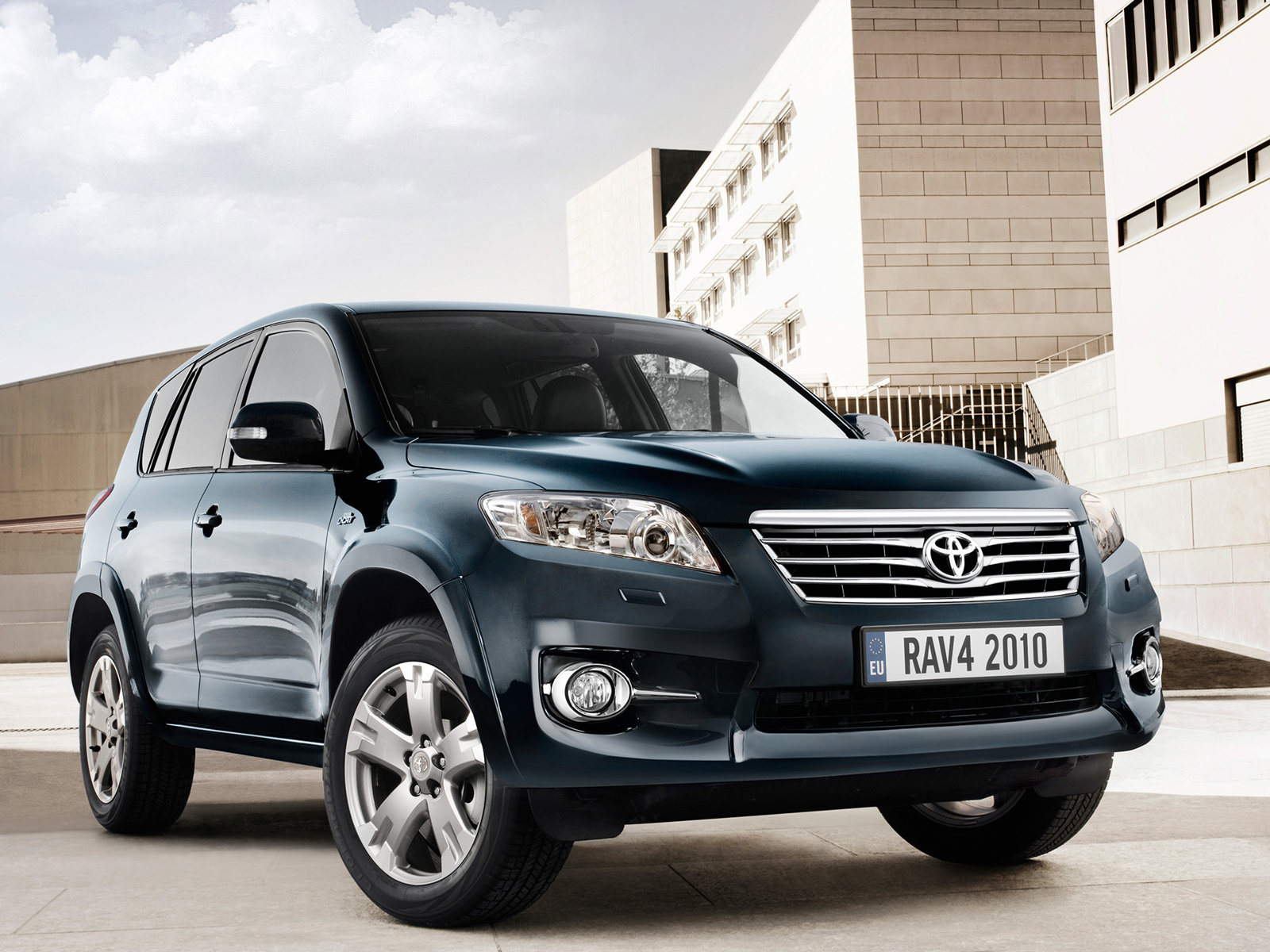 Toyota RAV4 около дома