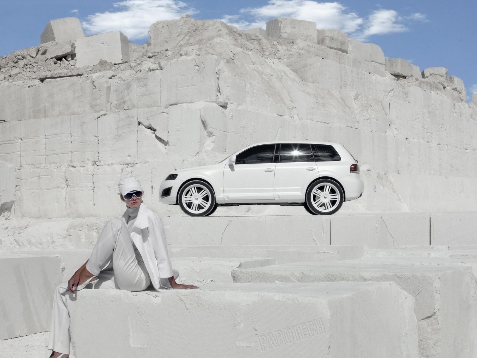 Parotech Sony Volkswagen Touareg среди каменных утесов