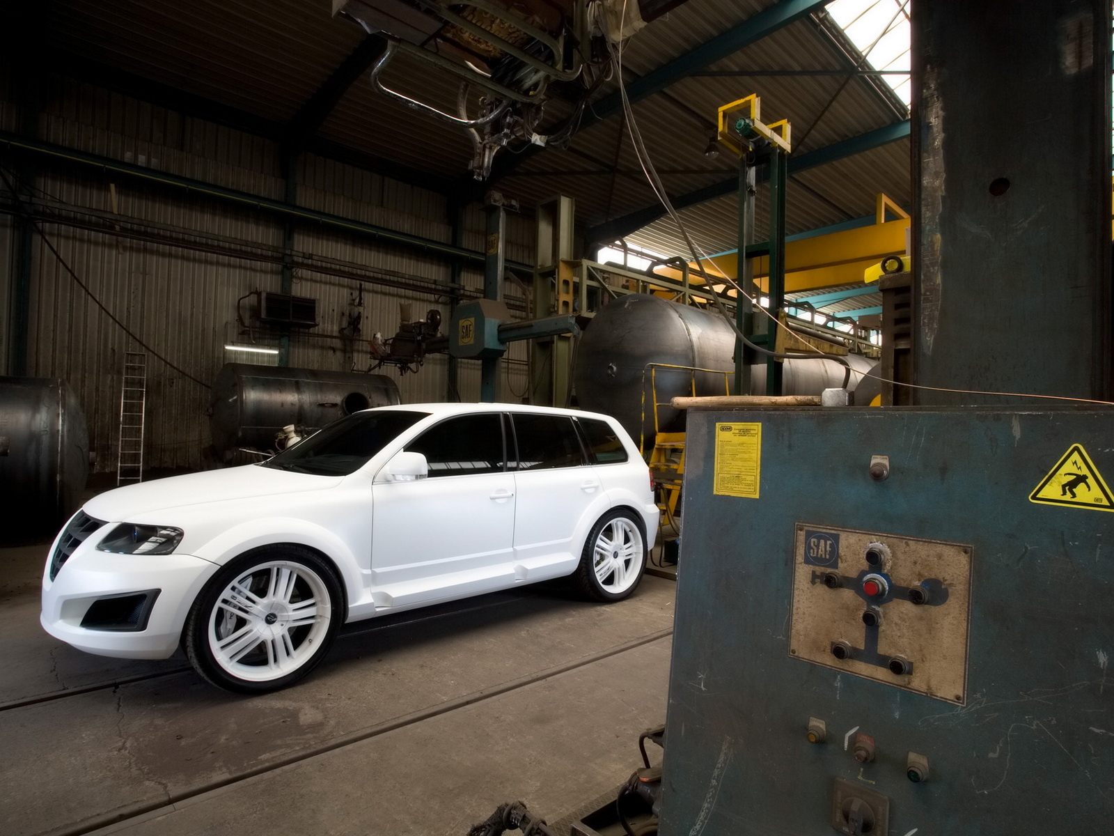 Белоснежный Волксваген Тоурег