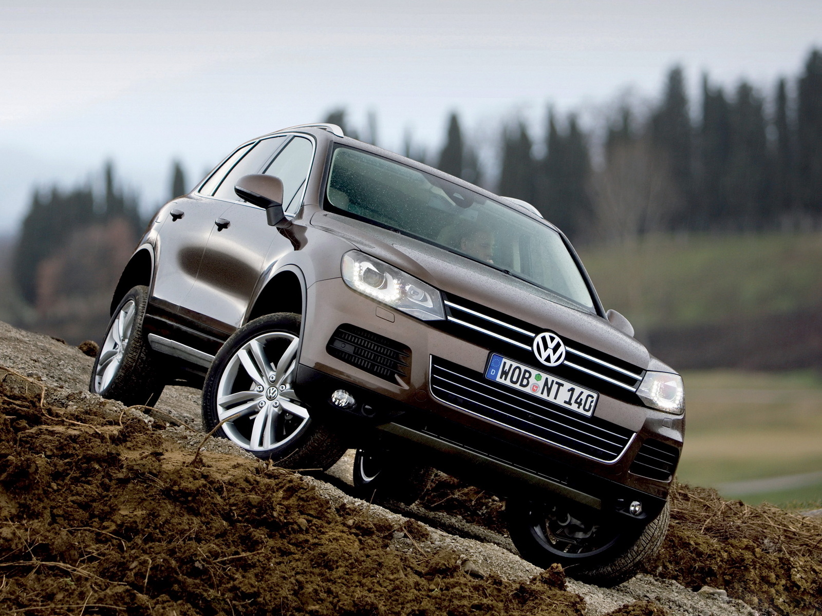 Волксваген Таурег штурмуя бездорожье