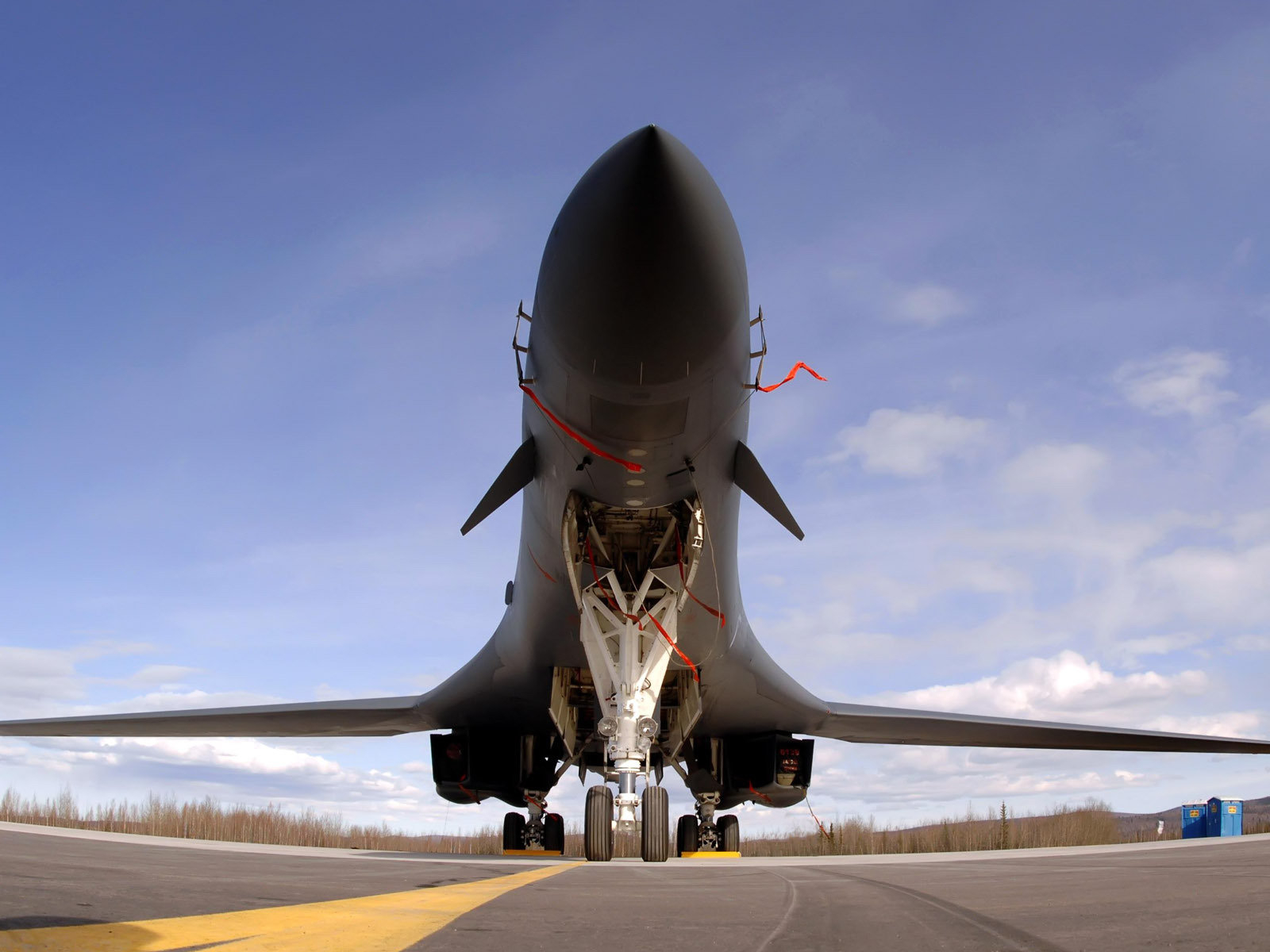 Истребитель на взлетной полосе