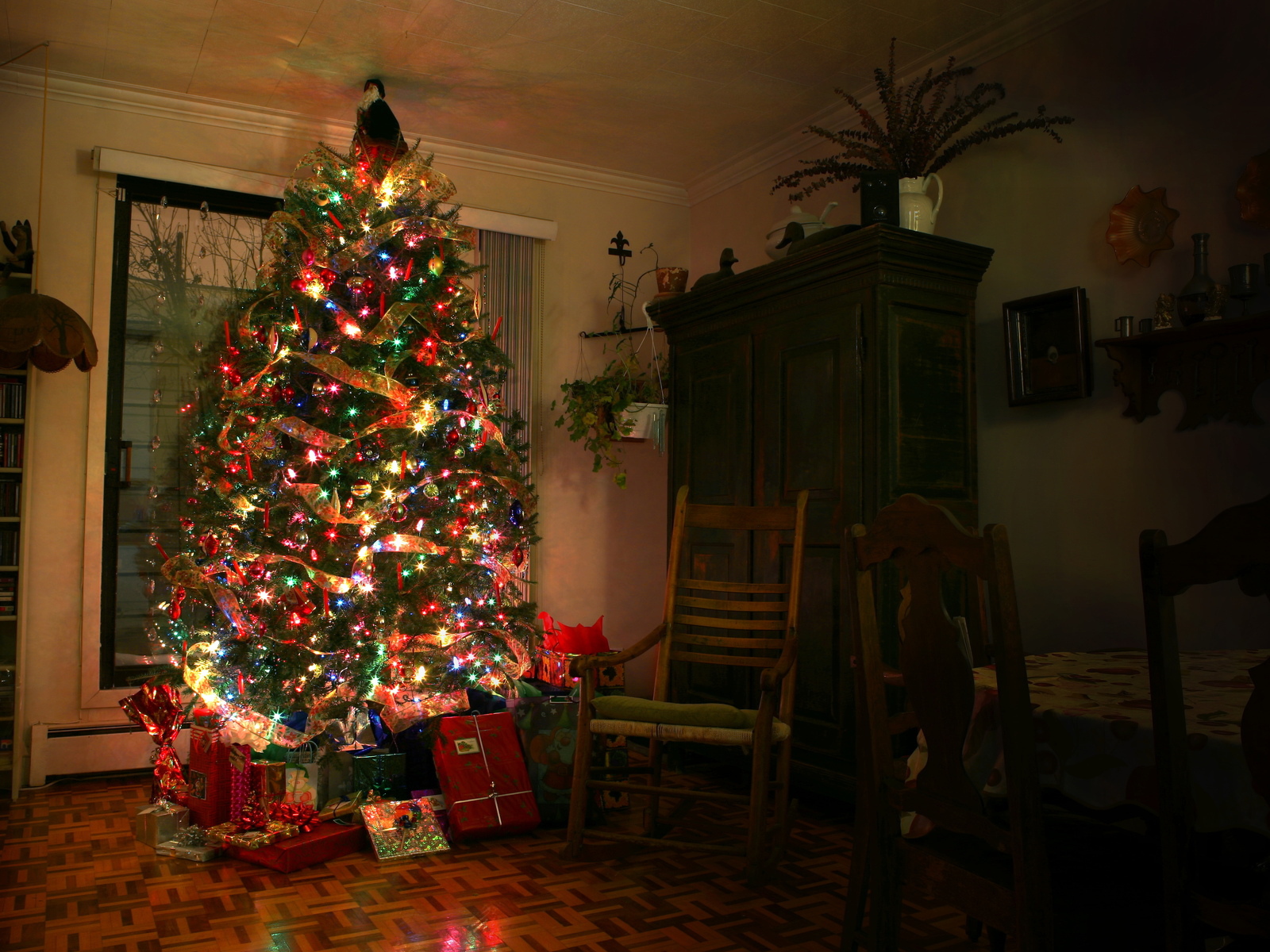 Подарки под елкой