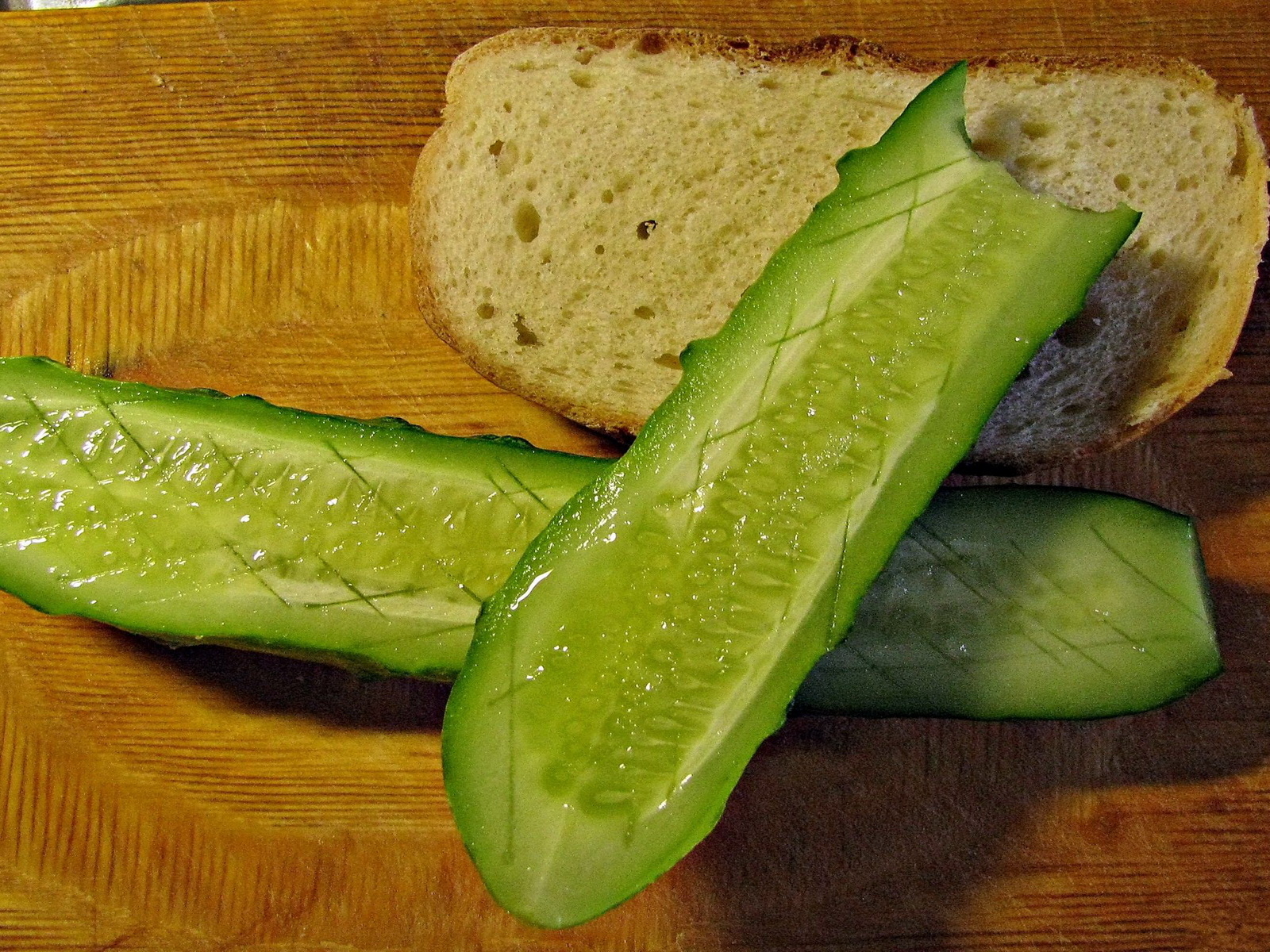 Хлеб с огурцом