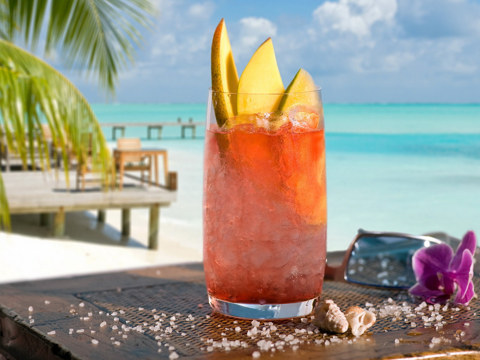 Коктейл с кусочками фруктов