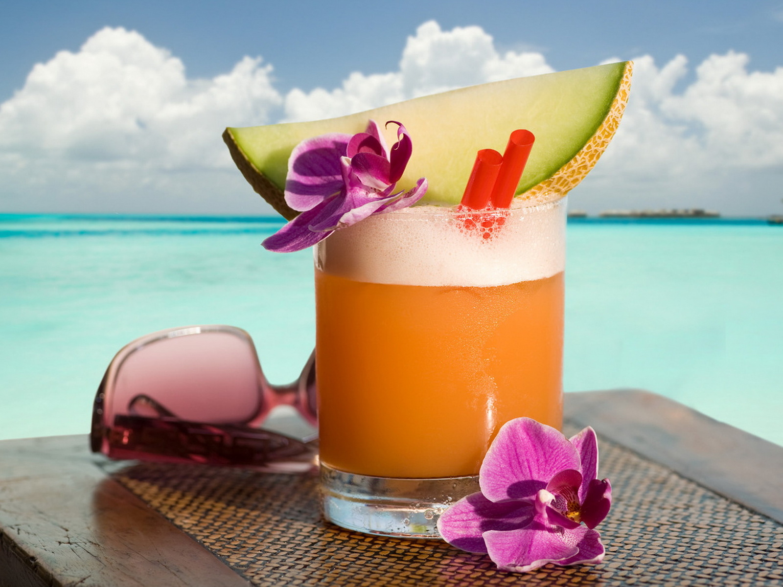 С кусочком дыни