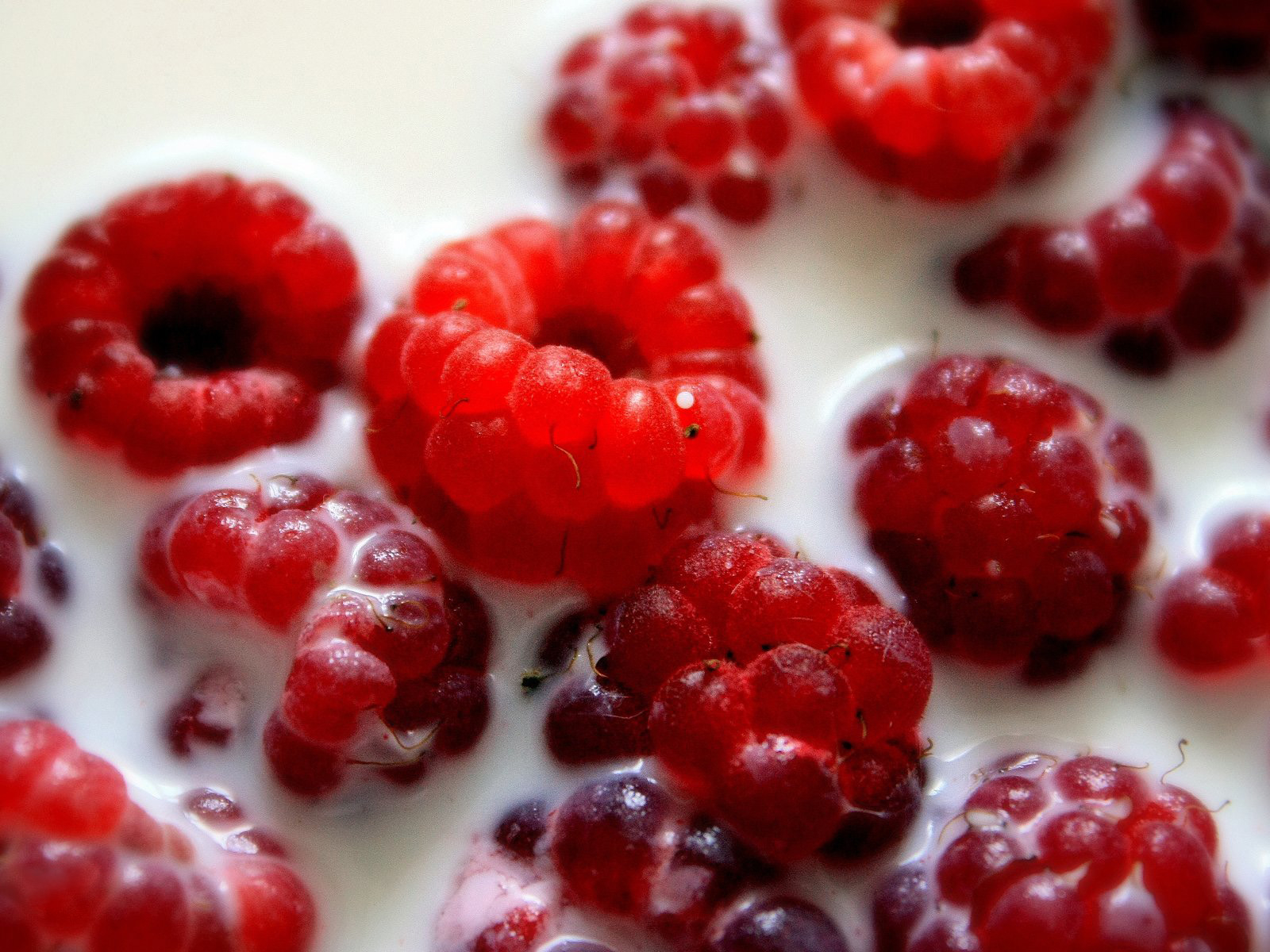 Малина в молоке